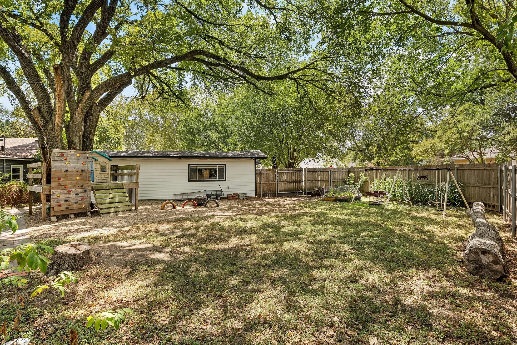 Single Family Residence For Sale in Mc Lennan County , 3921 Austin Avenue, Waco, Texas 76710, 3 Bedroom, 2 Bathroom, 1 Garage spaces, 1,735 Sqft, built in 1950, mls#21382257, Real Estate Agent in Waco, Homes For Sale in Mc Lennan county, Homes For Sale in Waco, Realtor in Waco Texas, Real Estate Brokerage Independent Realty Texas, Luminita Cordes Realtor