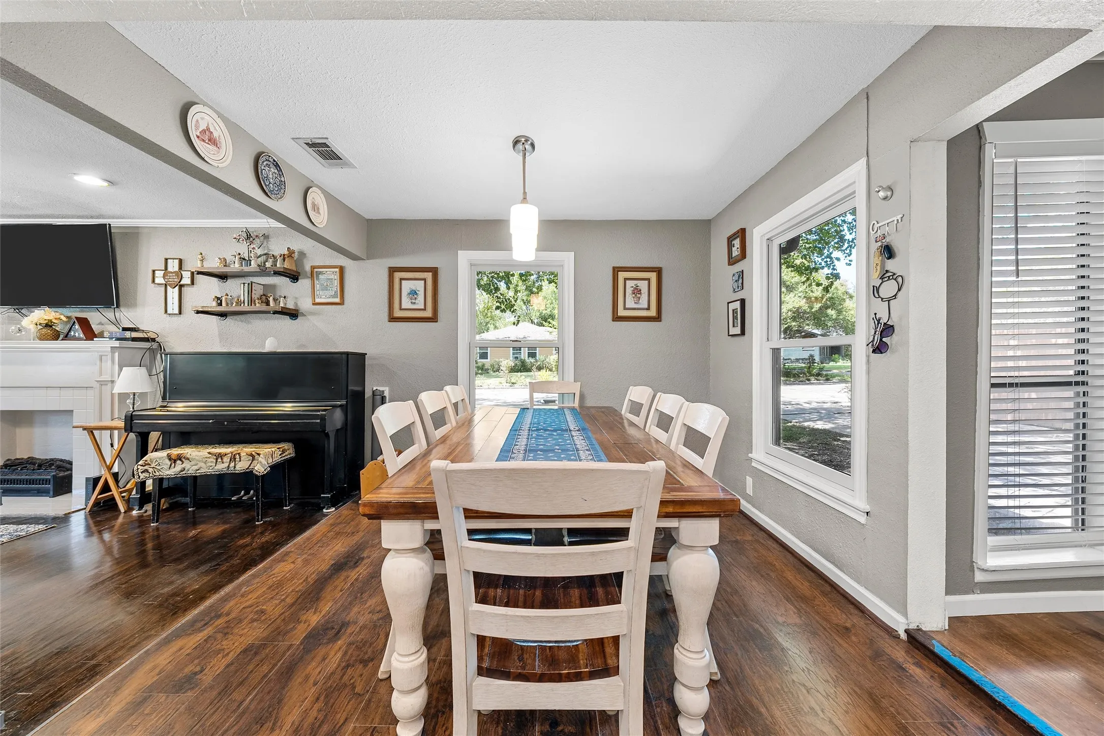 Single Family Residence For Sale in Mc Lennan County , 3921 Austin Avenue, Waco, Texas 76710, 3 Bedroom, 2 Bathroom, 1 Garage spaces, 1,735 Sqft, built in 1950, mls#21382257, Real Estate Agent in Waco, Homes For Sale in Mc Lennan county, Homes For Sale in Waco, Realtor in Waco Texas, Real Estate Brokerage Independent Realty Texas, Luminita Cordes Realtor