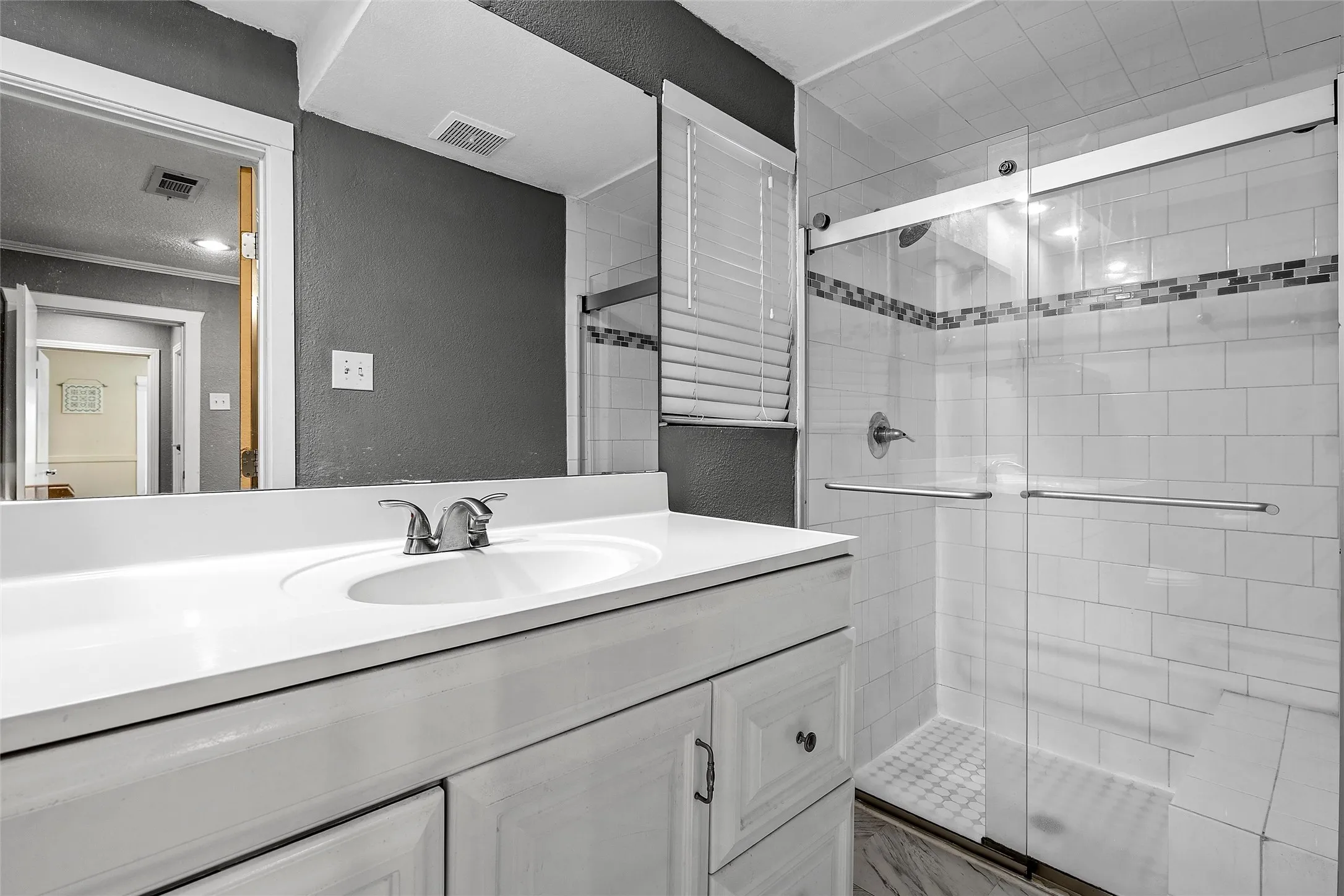 Single Family Residence For Sale in Mc Lennan County , 3921 Austin Avenue, Waco, Texas 76710, 3 Bedroom, 2 Bathroom, 1 Garage spaces, 1,735 Sqft, built in 1950, mls#21382257, Real Estate Agent in Waco, Homes For Sale in Mc Lennan county, Homes For Sale in Waco, Realtor in Waco Texas, Real Estate Brokerage Independent Realty Texas, Luminita Cordes Realtor