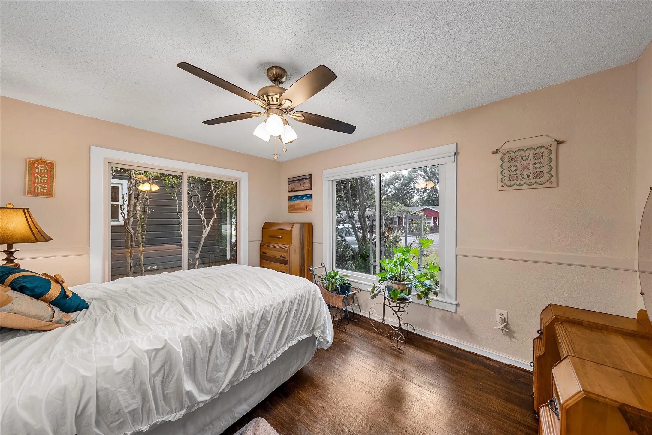 Single Family Residence For Sale in Mc Lennan County , 3921 Austin Avenue, Waco, Texas 76710, 3 Bedroom, 2 Bathroom, 1 Garage spaces, 1,735 Sqft, built in 1950, mls#21382257, Real Estate Agent in Waco, Homes For Sale in Mc Lennan county, Homes For Sale in Waco, Realtor in Waco Texas, Real Estate Brokerage Independent Realty Texas, Luminita Cordes Realtor