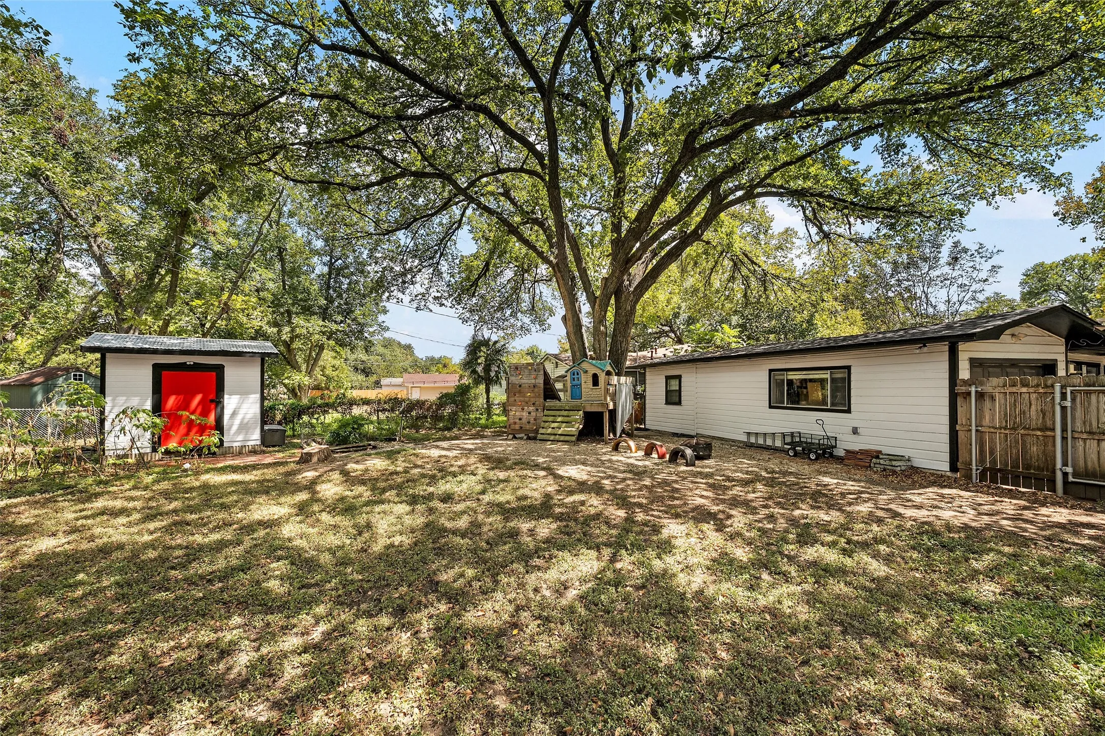 Single Family Residence For Sale in Mc Lennan County , 3921 Austin Avenue, Waco, Texas 76710, 3 Bedroom, 2 Bathroom, 1 Garage spaces, 1,735 Sqft, built in 1950, mls#21382257, Real Estate Agent in Waco, Homes For Sale in Mc Lennan county, Homes For Sale in Waco, Realtor in Waco Texas, Real Estate Brokerage Independent Realty Texas, Luminita Cordes Realtor