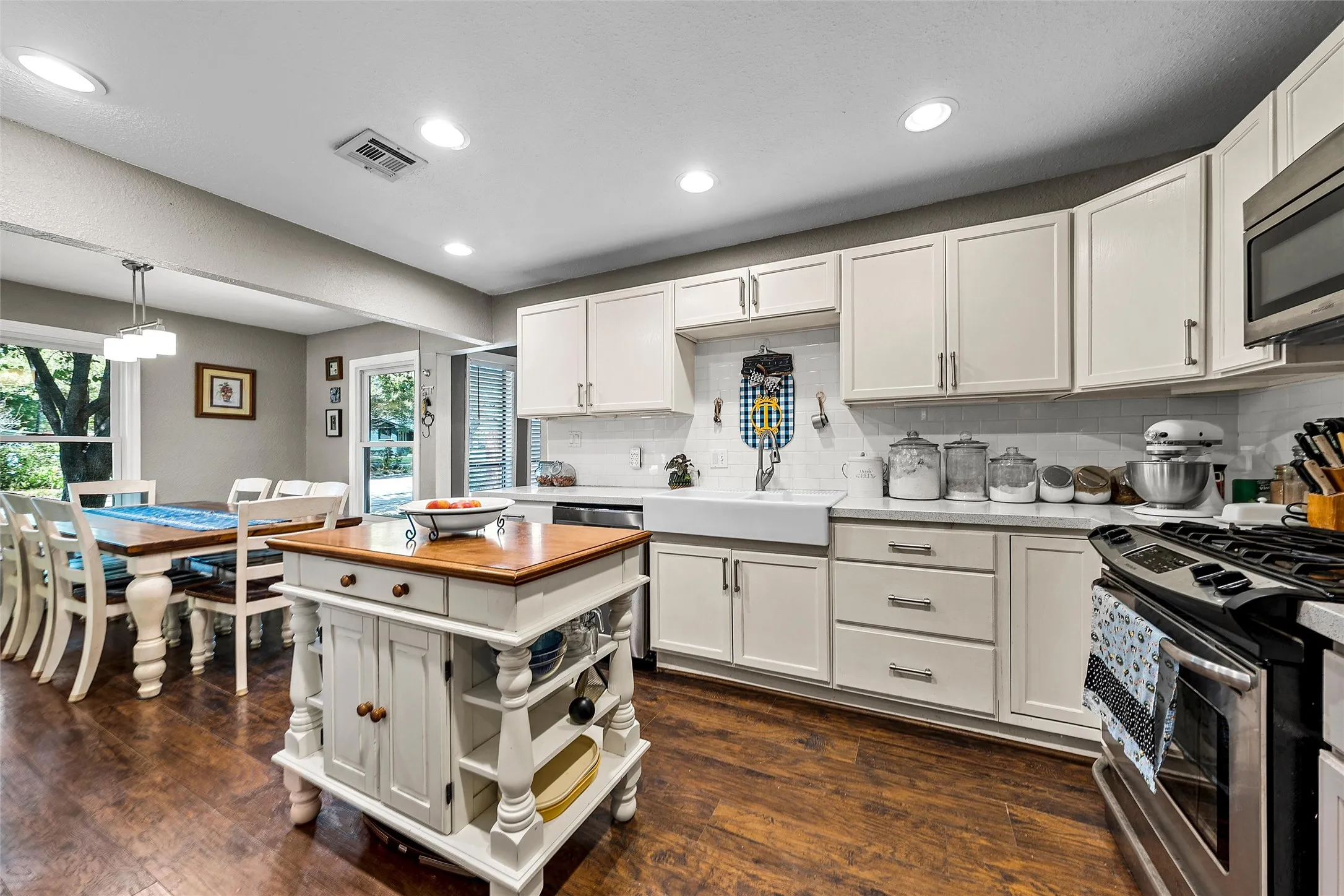 Single Family Residence For Sale in Mc Lennan County , 3921 Austin Avenue, Waco, Texas 76710, 3 Bedroom, 2 Bathroom, 1 Garage spaces, 1,735 Sqft, built in 1950, mls#21382257, Real Estate Agent in Waco, Homes For Sale in Mc Lennan county, Homes For Sale in Waco, Realtor in Waco Texas, Real Estate Brokerage Independent Realty Texas, Luminita Cordes Realtor