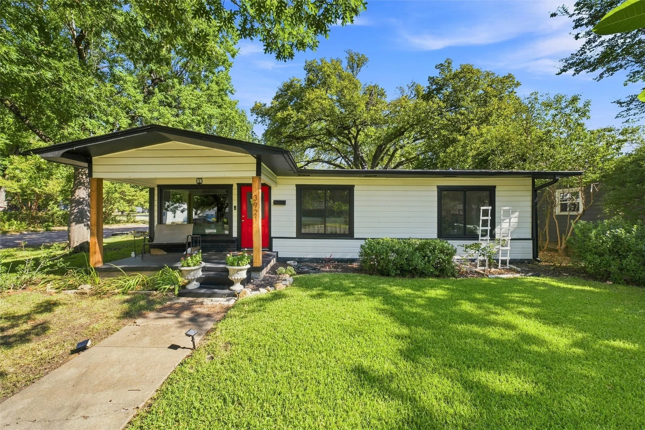Single Family Residence For Sale in Mc Lennan County , 3921 Austin Avenue, Waco, Texas 76710, 3 Bedroom, 2 Bathroom, 1 Garage spaces, 1,735 Sqft, built in 1950, mls#21382257, Real Estate Agent in Waco, Homes For Sale in Mc Lennan county, Homes For Sale in Waco, Realtor in Waco Texas, Real Estate Brokerage Independent Realty Texas, Luminita Cordes Realtor
