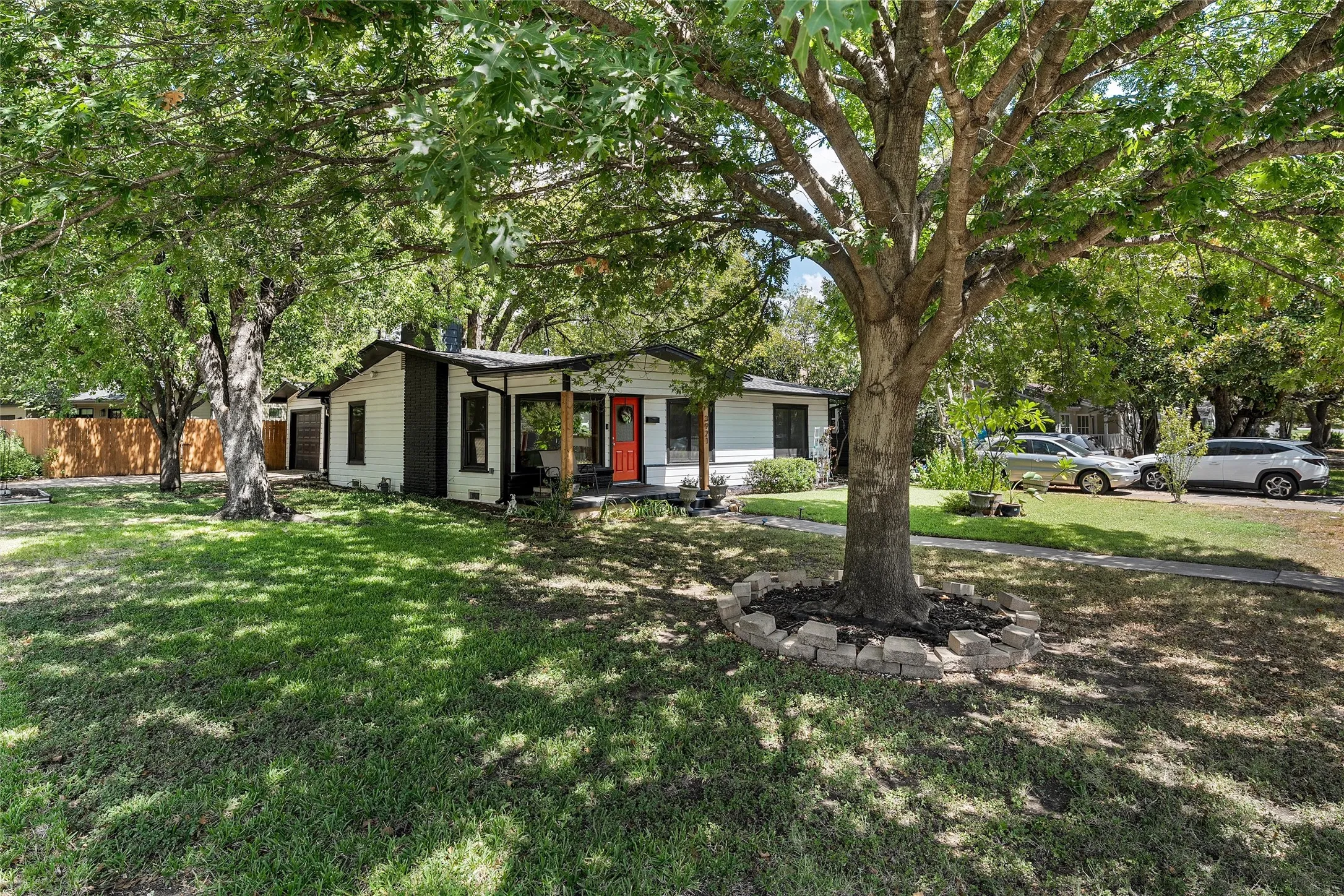 Single Family Residence For Sale in Mc Lennan County , 3921 Austin Avenue, Waco, Texas 76710, 3 Bedroom, 2 Bathroom, 1 Garage spaces, 1,735 Sqft, built in 1950, mls#21382257, Real Estate Agent in Waco, Homes For Sale in Mc Lennan county, Homes For Sale in Waco, Realtor in Waco Texas, Real Estate Brokerage Independent Realty Texas, Luminita Cordes Realtor