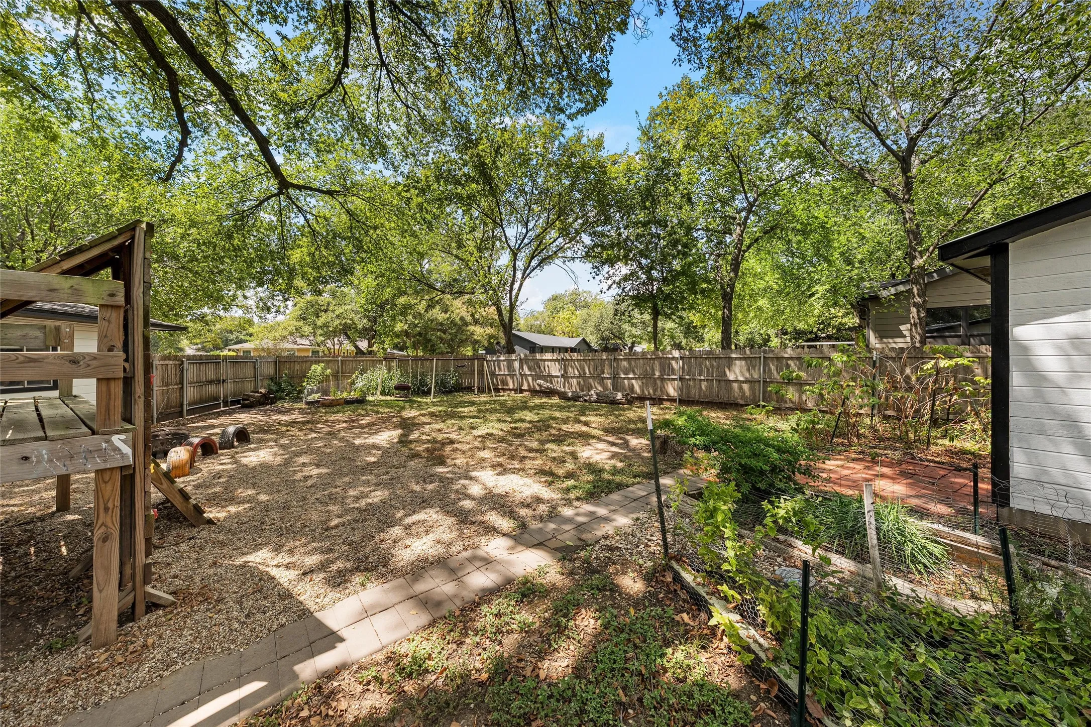 Single Family Residence For Sale in Mc Lennan County , 3921 Austin Avenue, Waco, Texas 76710, 3 Bedroom, 2 Bathroom, 1 Garage spaces, 1,735 Sqft, built in 1950, mls#21382257, Real Estate Agent in Waco, Homes For Sale in Mc Lennan county, Homes For Sale in Waco, Realtor in Waco Texas, Real Estate Brokerage Independent Realty Texas, Luminita Cordes Realtor