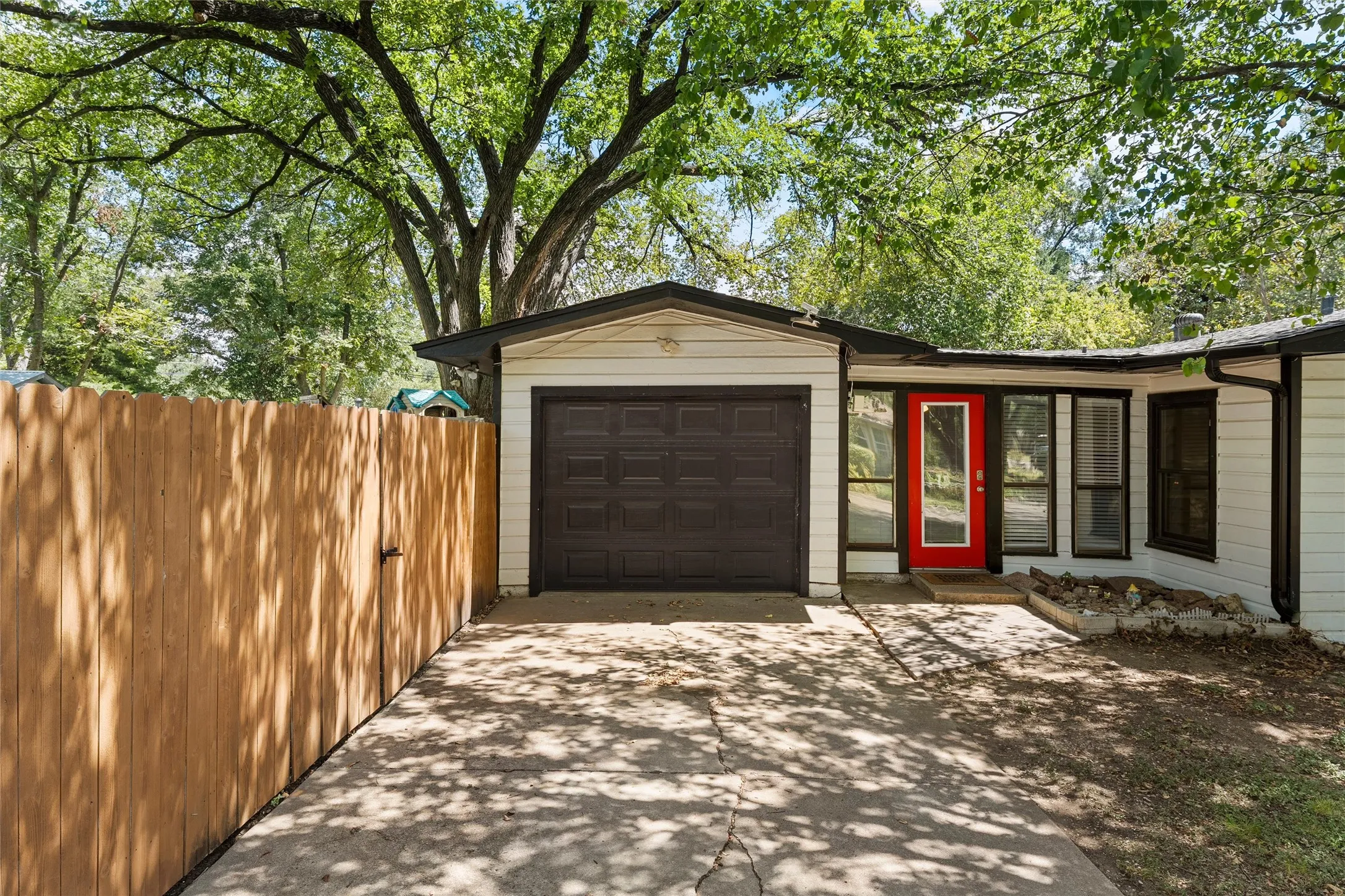 Single Family Residence For Sale in Mc Lennan County , 3921 Austin Avenue, Waco, Texas 76710, 3 Bedroom, 2 Bathroom, 1 Garage spaces, 1,735 Sqft, built in 1950, mls#21382257, Real Estate Agent in Waco, Homes For Sale in Mc Lennan county, Homes For Sale in Waco, Realtor in Waco Texas, Real Estate Brokerage Independent Realty Texas, Luminita Cordes Realtor