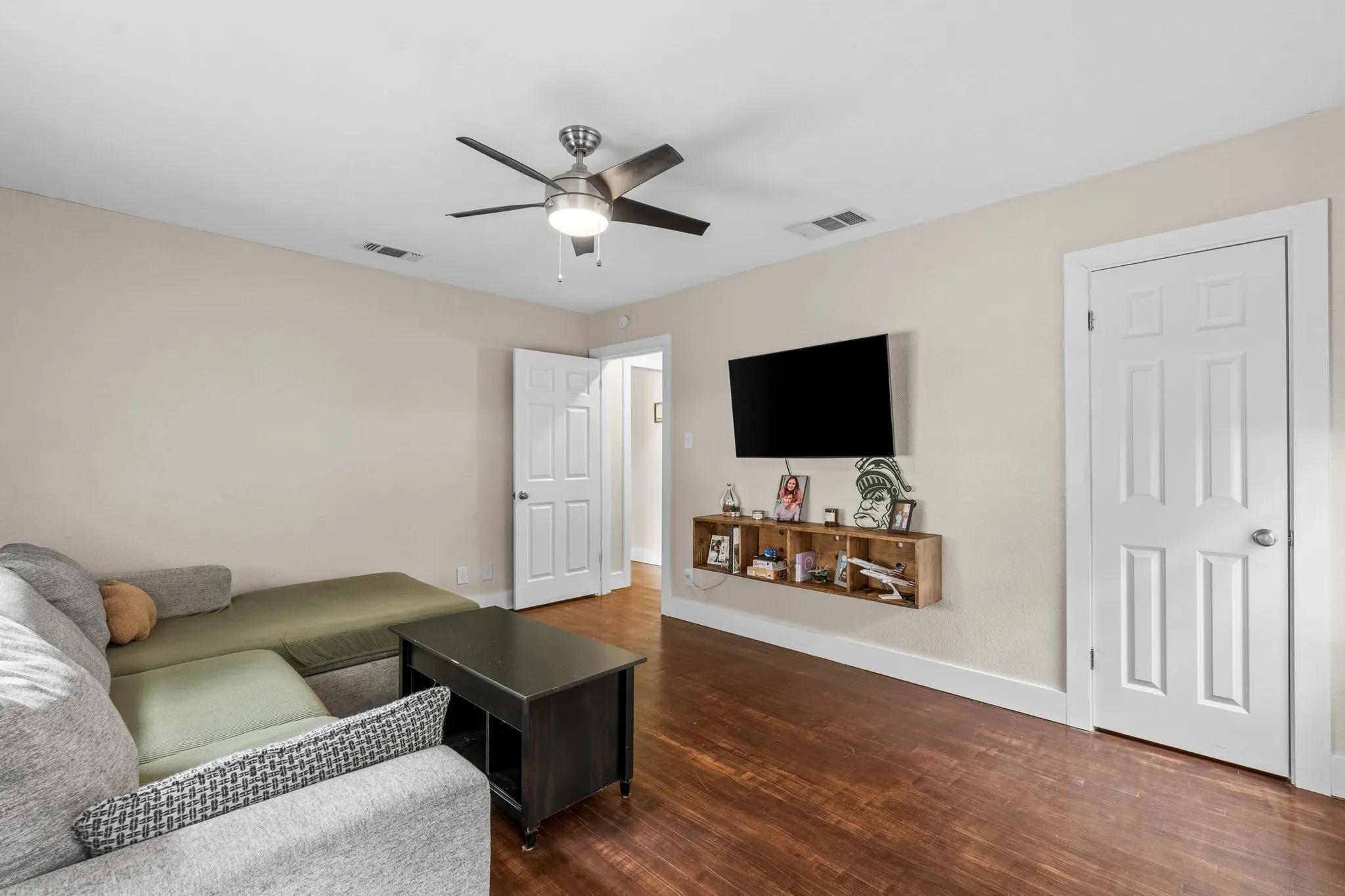 Single Family Residence For Sale in Tarrant County , 2909 Ryan Place Drive, Fort Worth, Texas 76110, 3 Bedroom, 2 Bathroom, 2 Garage spaces, 1,515 Sqft, built in 1951, mls#21381183, Real Estate Agent in Fort Worth, Homes For Sale in Tarrant county, Homes For Sale in Fort Worth, Realtor in Fort Worth Texas, Real Estate Brokerage Independent Realty Texas, Luminita Cordes Realtor