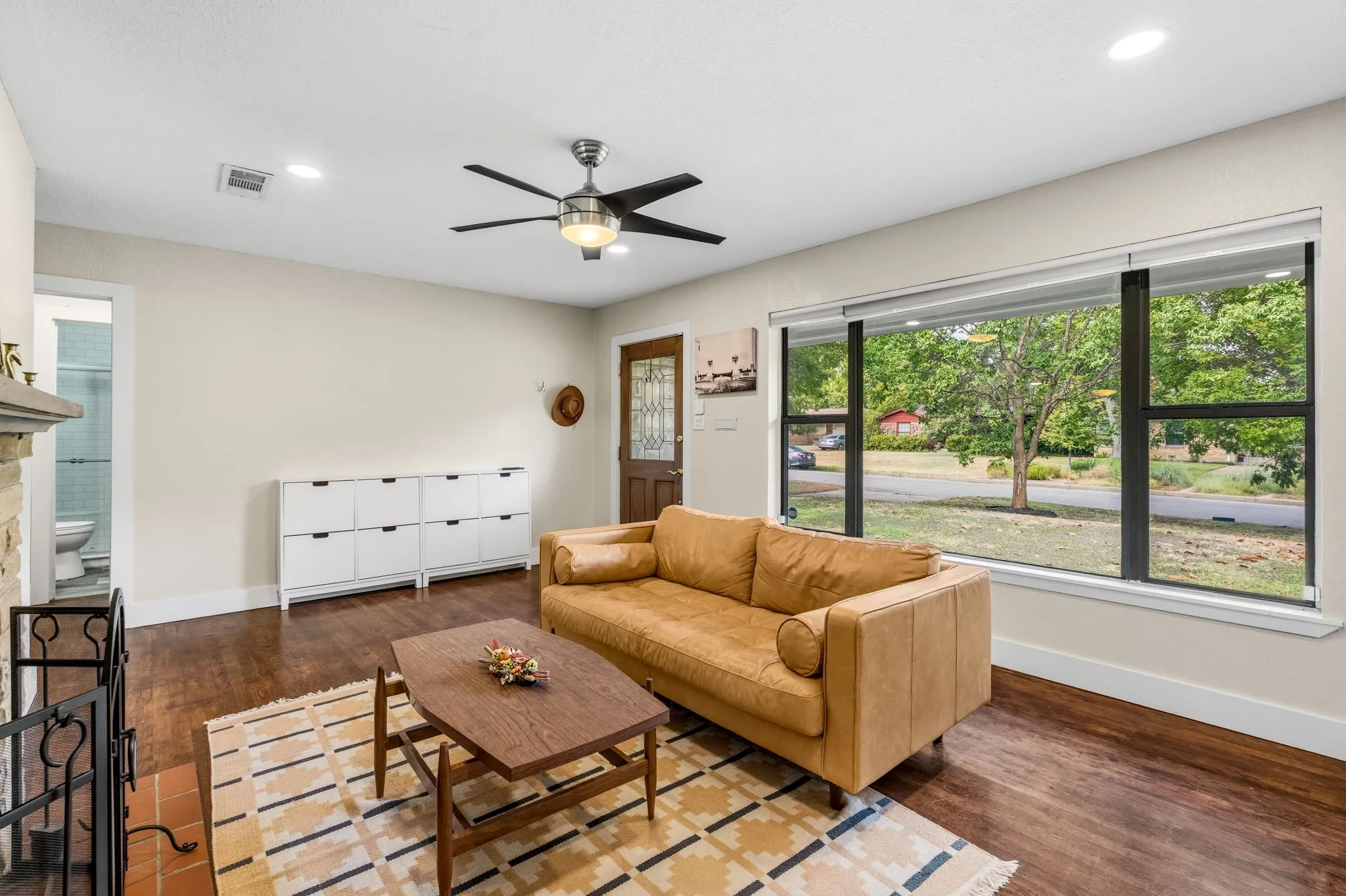 Single Family Residence For Sale in Tarrant County , 2909 Ryan Place Drive, Fort Worth, Texas 76110, 3 Bedroom, 2 Bathroom, 2 Garage spaces, 1,515 Sqft, built in 1951, mls#21381183, Real Estate Agent in Fort Worth, Homes For Sale in Tarrant county, Homes For Sale in Fort Worth, Realtor in Fort Worth Texas, Real Estate Brokerage Independent Realty Texas, Luminita Cordes Realtor