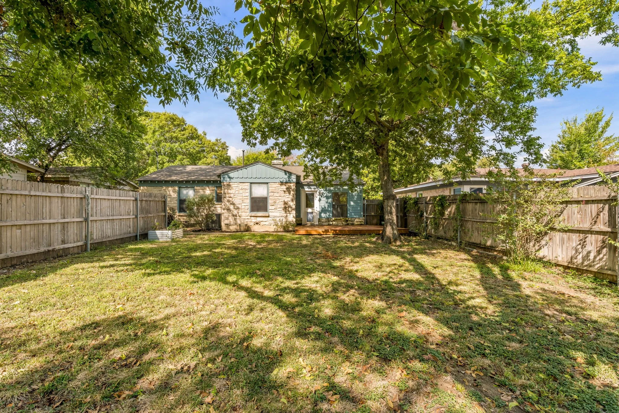 Single Family Residence For Sale in Tarrant County , 2909 Ryan Place Drive, Fort Worth, Texas 76110, 3 Bedroom, 2 Bathroom, 2 Garage spaces, 1,515 Sqft, built in 1951, mls#21381183, Real Estate Agent in Fort Worth, Homes For Sale in Tarrant county, Homes For Sale in Fort Worth, Realtor in Fort Worth Texas, Real Estate Brokerage Independent Realty Texas, Luminita Cordes Realtor