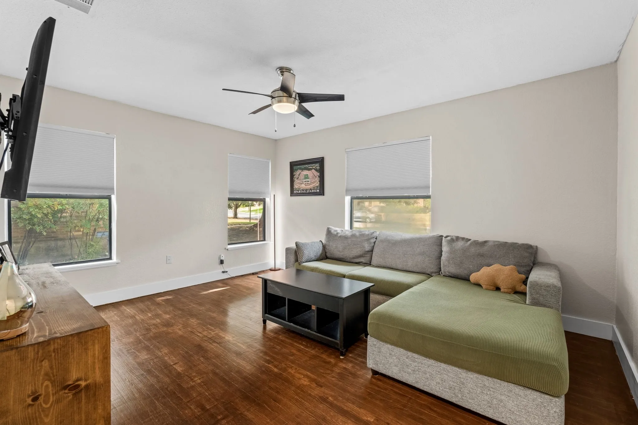 Single Family Residence For Sale in Tarrant County , 2909 Ryan Place Drive, Fort Worth, Texas 76110, 3 Bedroom, 2 Bathroom, 2 Garage spaces, 1,515 Sqft, built in 1951, mls#21381183, Real Estate Agent in Fort Worth, Homes For Sale in Tarrant county, Homes For Sale in Fort Worth, Realtor in Fort Worth Texas, Real Estate Brokerage Independent Realty Texas, Luminita Cordes Realtor