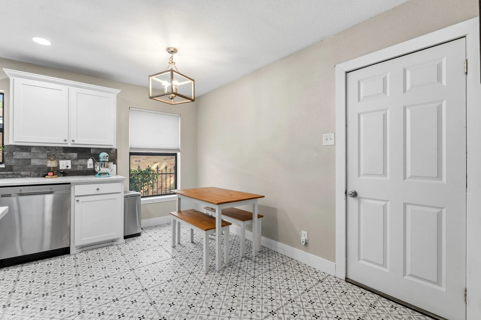 Single Family Residence For Sale in Tarrant County , 2909 Ryan Place Drive, Fort Worth, Texas 76110, 3 Bedroom, 2 Bathroom, 2 Garage spaces, 1,515 Sqft, built in 1951, mls#21381183, Real Estate Agent in Fort Worth, Homes For Sale in Tarrant county, Homes For Sale in Fort Worth, Realtor in Fort Worth Texas, Real Estate Brokerage Independent Realty Texas, Luminita Cordes Realtor
