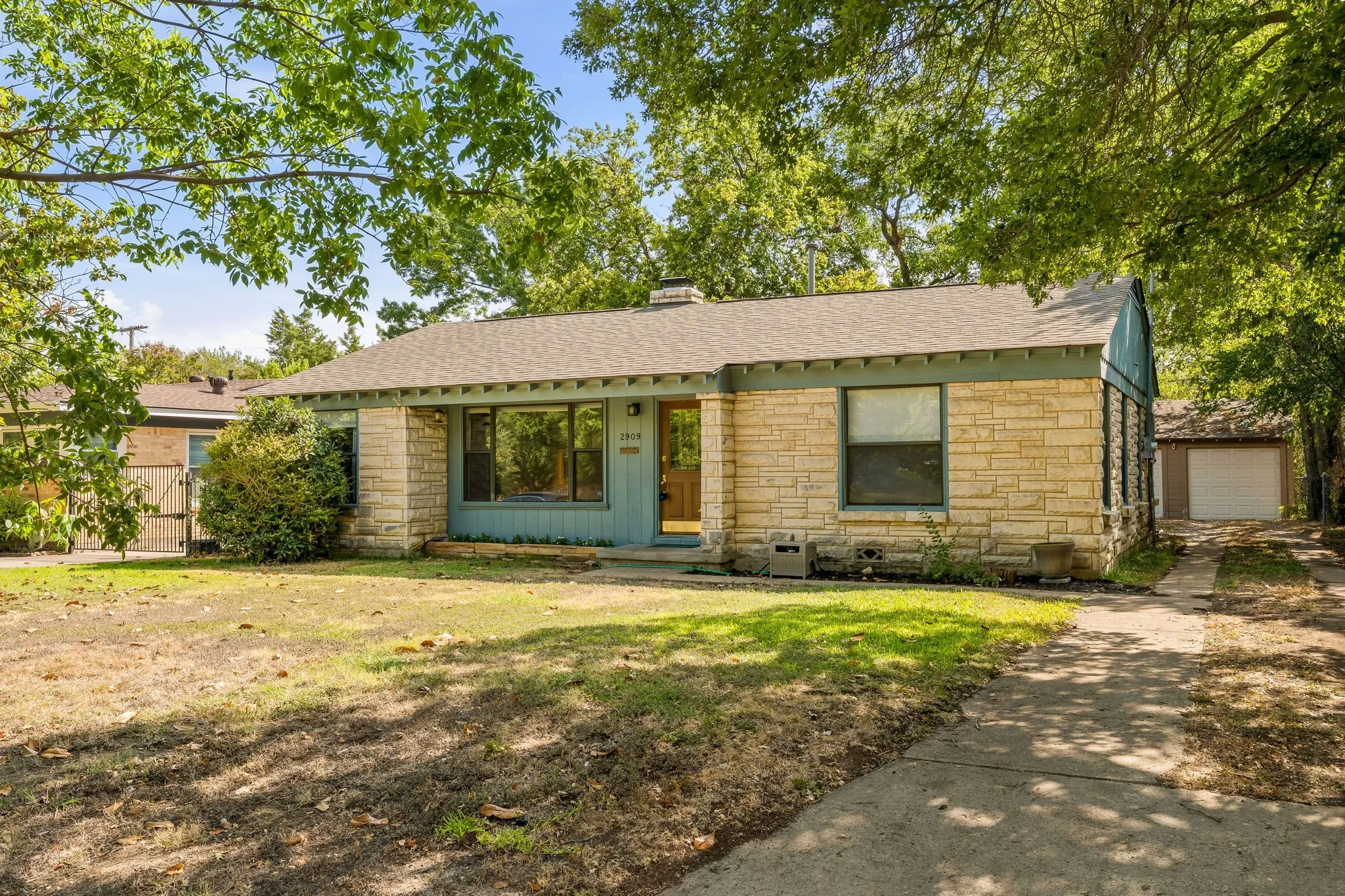 Single Family Residence For Sale in Tarrant County , 2909 Ryan Place Drive, Fort Worth, Texas 76110, 3 Bedroom, 2 Bathroom, 2 Garage spaces, 1,515 Sqft, built in 1951, mls#21381183, Real Estate Agent in Fort Worth, Homes For Sale in Tarrant county, Homes For Sale in Fort Worth, Realtor in Fort Worth Texas, Real Estate Brokerage Independent Realty Texas, Luminita Cordes Realtor