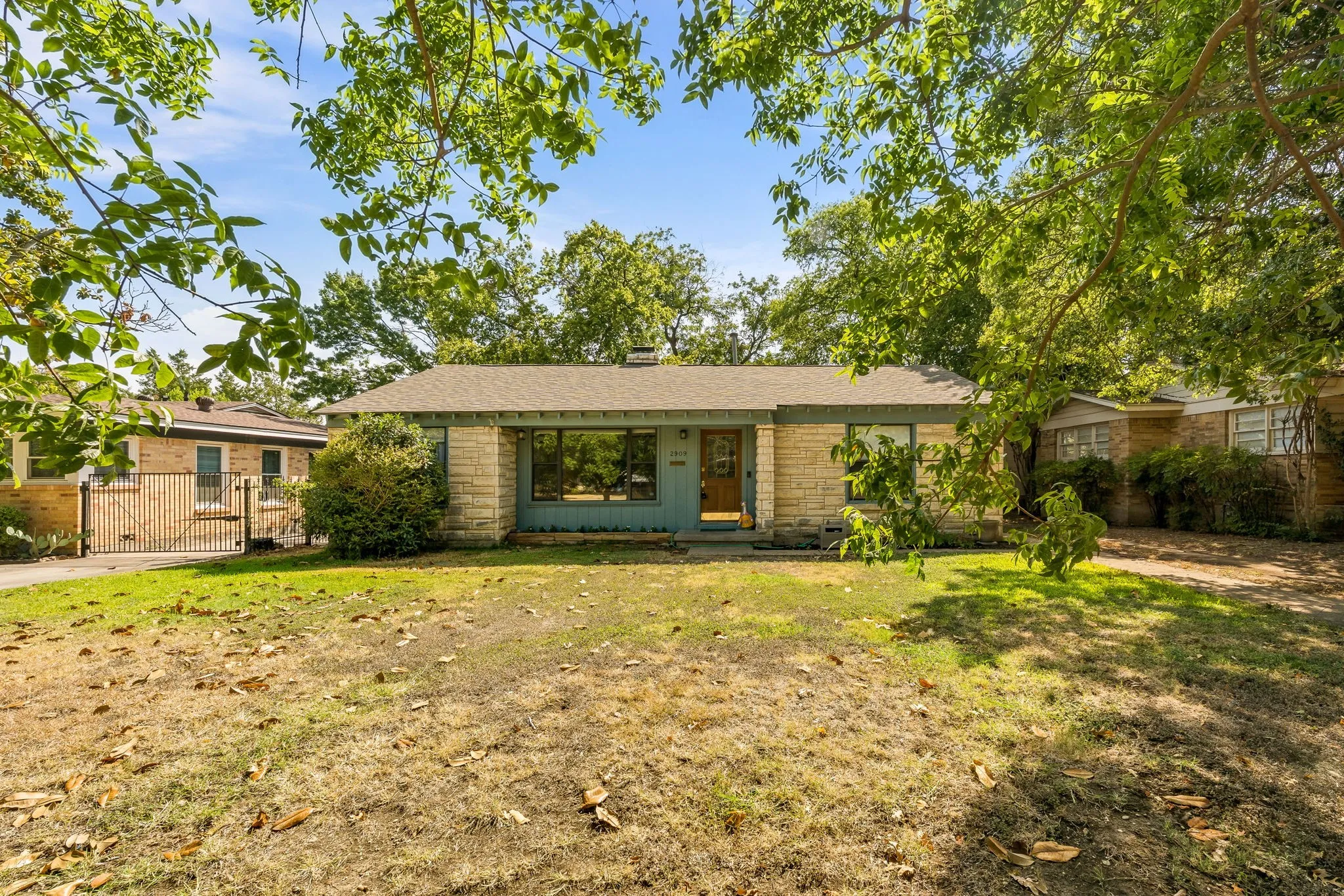 Single Family Residence For Sale in Tarrant County , 2909 Ryan Place Drive, Fort Worth, Texas 76110, 3 Bedroom, 2 Bathroom, 2 Garage spaces, 1,515 Sqft, built in 1951, mls#21381183, Real Estate Agent in Fort Worth, Homes For Sale in Tarrant county, Homes For Sale in Fort Worth, Realtor in Fort Worth Texas, Real Estate Brokerage Independent Realty Texas, Luminita Cordes Realtor