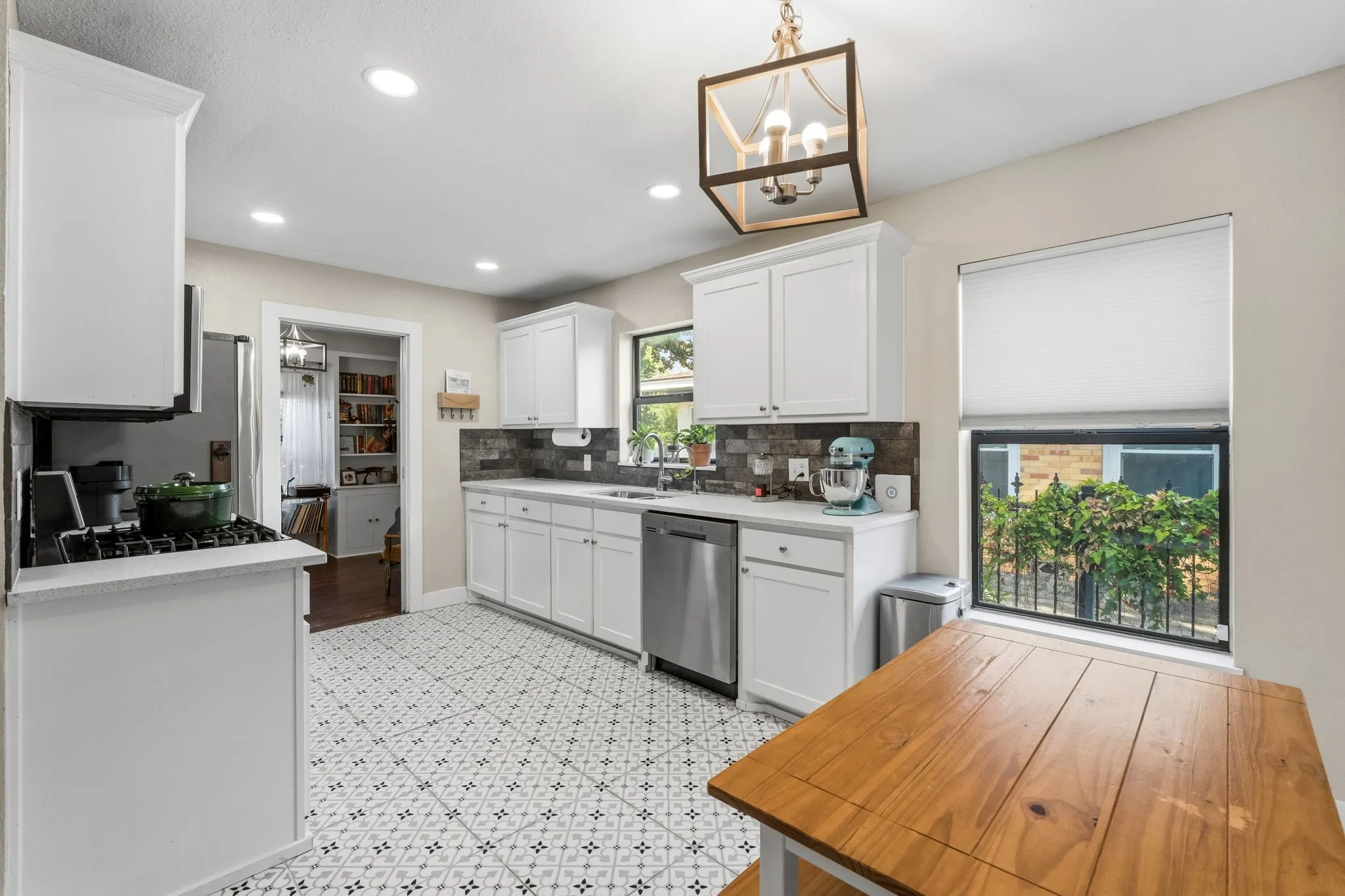 Single Family Residence For Sale in Tarrant County , 2909 Ryan Place Drive, Fort Worth, Texas 76110, 3 Bedroom, 2 Bathroom, 2 Garage spaces, 1,515 Sqft, built in 1951, mls#21381183, Real Estate Agent in Fort Worth, Homes For Sale in Tarrant county, Homes For Sale in Fort Worth, Realtor in Fort Worth Texas, Real Estate Brokerage Independent Realty Texas, Luminita Cordes Realtor