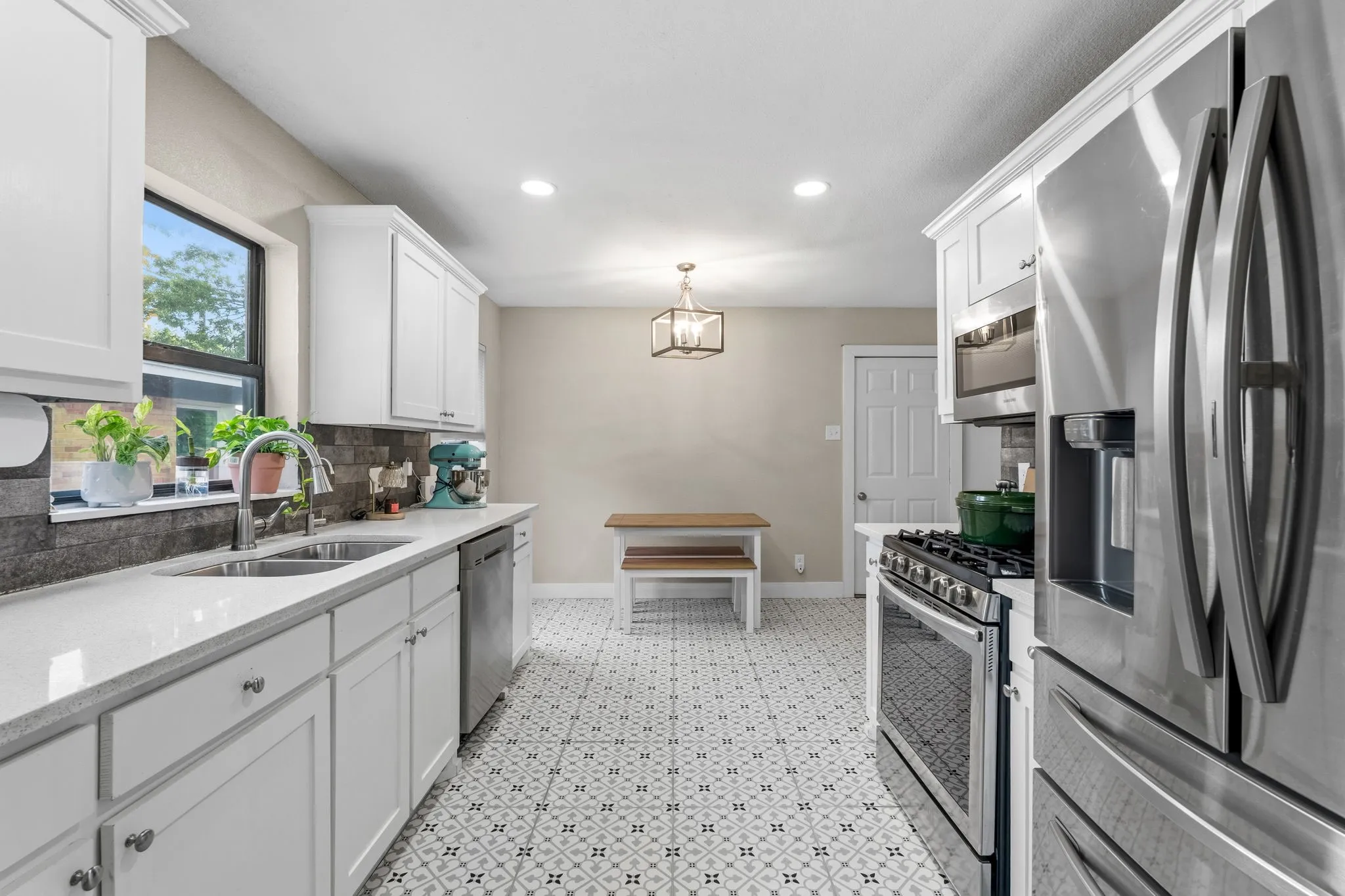 Single Family Residence For Sale in Tarrant County , 2909 Ryan Place Drive, Fort Worth, Texas 76110, 3 Bedroom, 2 Bathroom, 2 Garage spaces, 1,515 Sqft, built in 1951, mls#21381183, Real Estate Agent in Fort Worth, Homes For Sale in Tarrant county, Homes For Sale in Fort Worth, Realtor in Fort Worth Texas, Real Estate Brokerage Independent Realty Texas, Luminita Cordes Realtor
