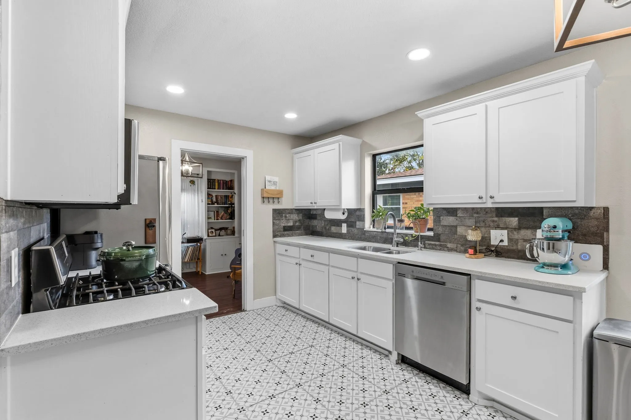 Single Family Residence For Sale in Tarrant County , 2909 Ryan Place Drive, Fort Worth, Texas 76110, 3 Bedroom, 2 Bathroom, 2 Garage spaces, 1,515 Sqft, built in 1951, mls#21381183, Real Estate Agent in Fort Worth, Homes For Sale in Tarrant county, Homes For Sale in Fort Worth, Realtor in Fort Worth Texas, Real Estate Brokerage Independent Realty Texas, Luminita Cordes Realtor