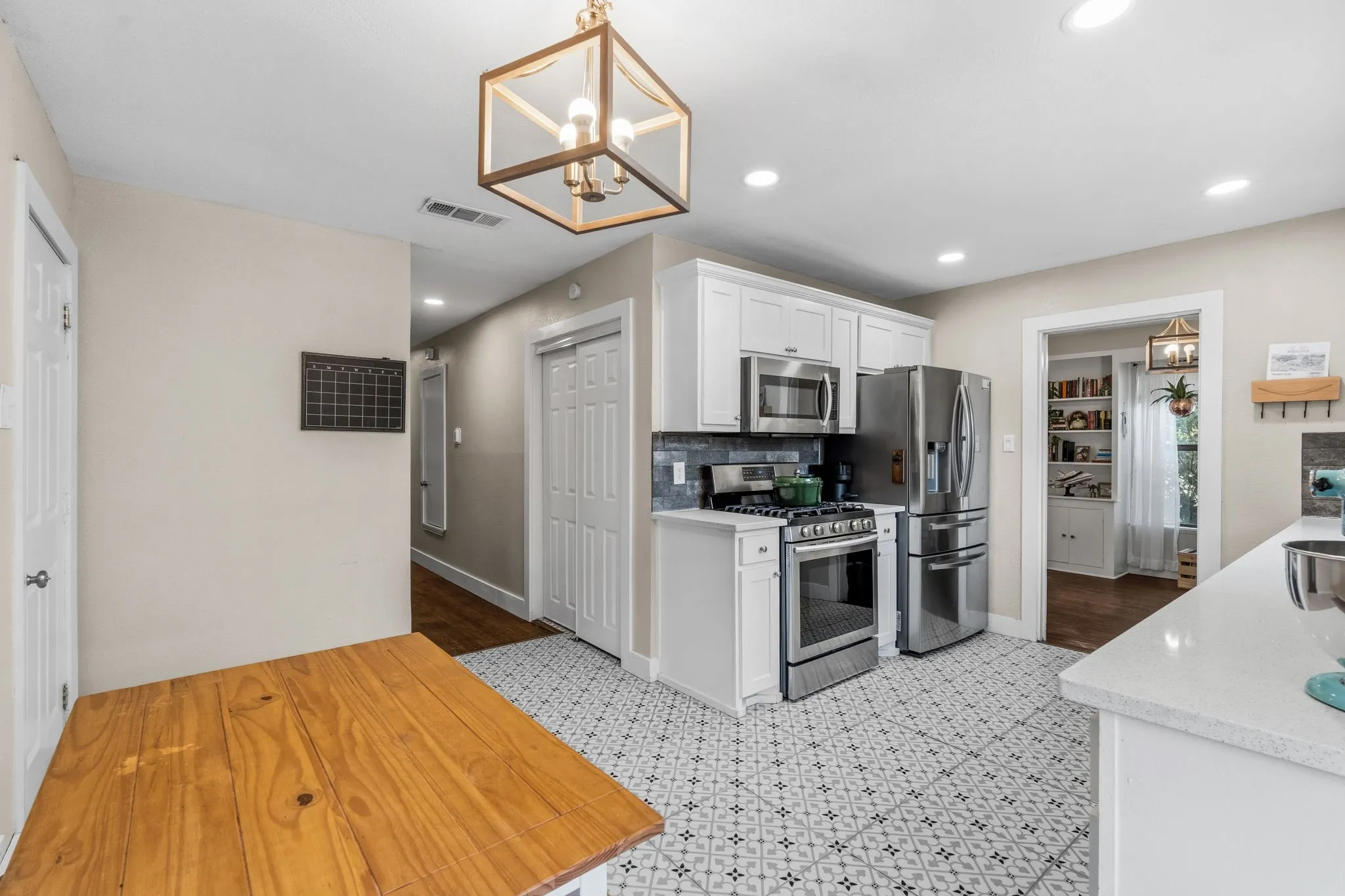 Single Family Residence For Sale in Tarrant County , 2909 Ryan Place Drive, Fort Worth, Texas 76110, 3 Bedroom, 2 Bathroom, 2 Garage spaces, 1,515 Sqft, built in 1951, mls#21381183, Real Estate Agent in Fort Worth, Homes For Sale in Tarrant county, Homes For Sale in Fort Worth, Realtor in Fort Worth Texas, Real Estate Brokerage Independent Realty Texas, Luminita Cordes Realtor