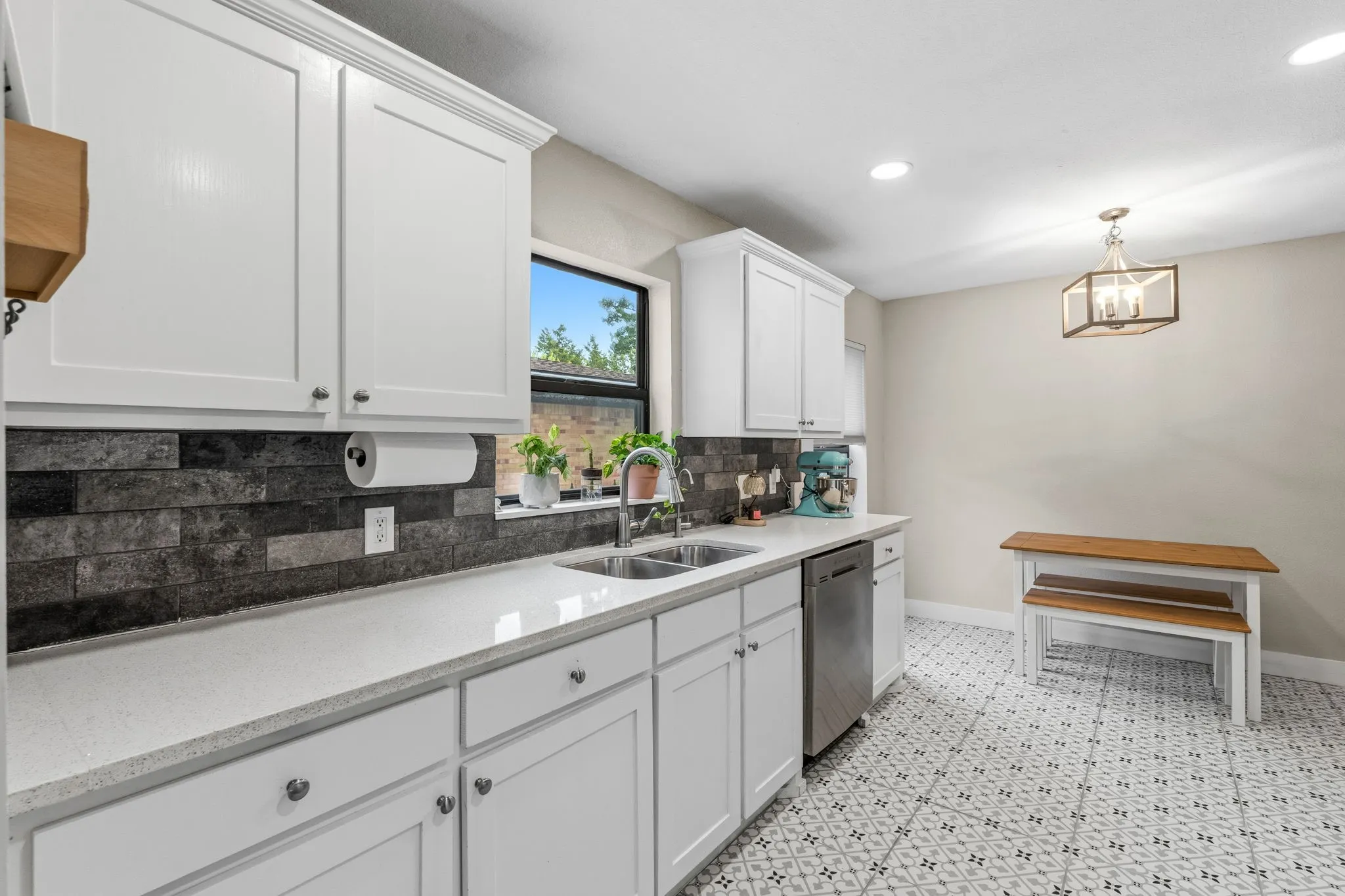 Single Family Residence For Sale in Tarrant County , 2909 Ryan Place Drive, Fort Worth, Texas 76110, 3 Bedroom, 2 Bathroom, 2 Garage spaces, 1,515 Sqft, built in 1951, mls#21381183, Real Estate Agent in Fort Worth, Homes For Sale in Tarrant county, Homes For Sale in Fort Worth, Realtor in Fort Worth Texas, Real Estate Brokerage Independent Realty Texas, Luminita Cordes Realtor