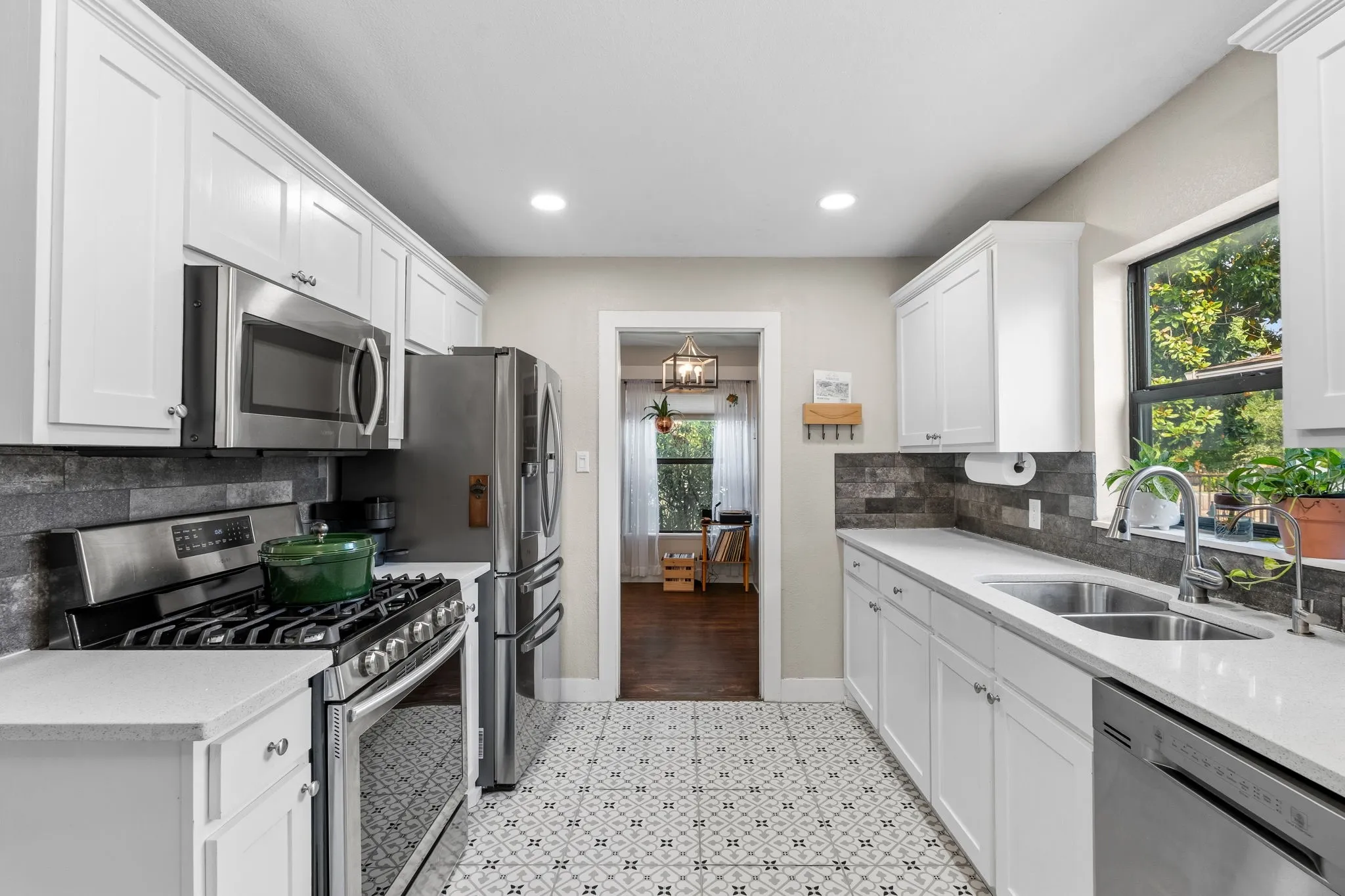 Single Family Residence For Sale in Tarrant County , 2909 Ryan Place Drive, Fort Worth, Texas 76110, 3 Bedroom, 2 Bathroom, 2 Garage spaces, 1,515 Sqft, built in 1951, mls#21381183, Real Estate Agent in Fort Worth, Homes For Sale in Tarrant county, Homes For Sale in Fort Worth, Realtor in Fort Worth Texas, Real Estate Brokerage Independent Realty Texas, Luminita Cordes Realtor