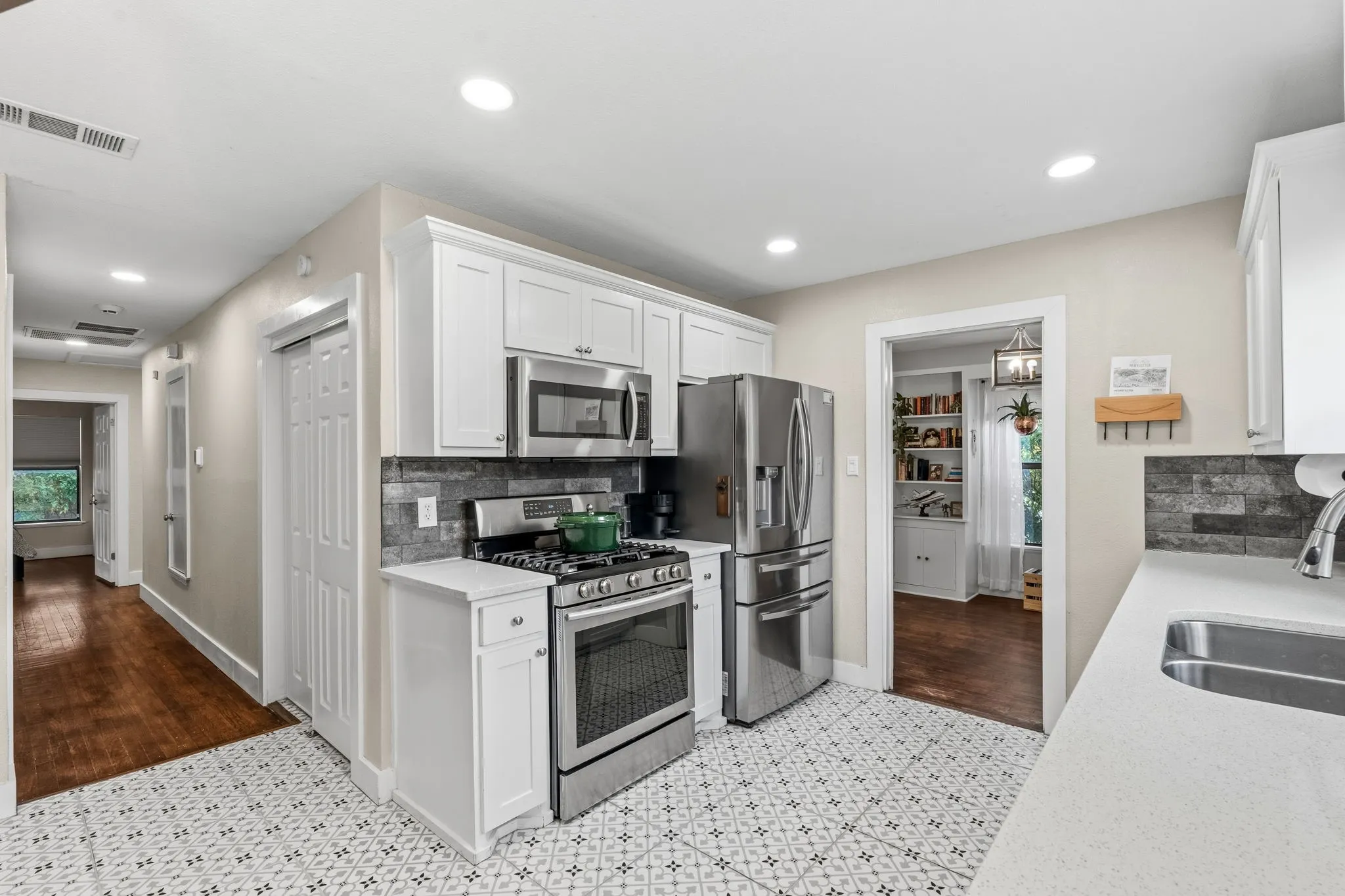 Single Family Residence For Sale in Tarrant County , 2909 Ryan Place Drive, Fort Worth, Texas 76110, 3 Bedroom, 2 Bathroom, 2 Garage spaces, 1,515 Sqft, built in 1951, mls#21381183, Real Estate Agent in Fort Worth, Homes For Sale in Tarrant county, Homes For Sale in Fort Worth, Realtor in Fort Worth Texas, Real Estate Brokerage Independent Realty Texas, Luminita Cordes Realtor