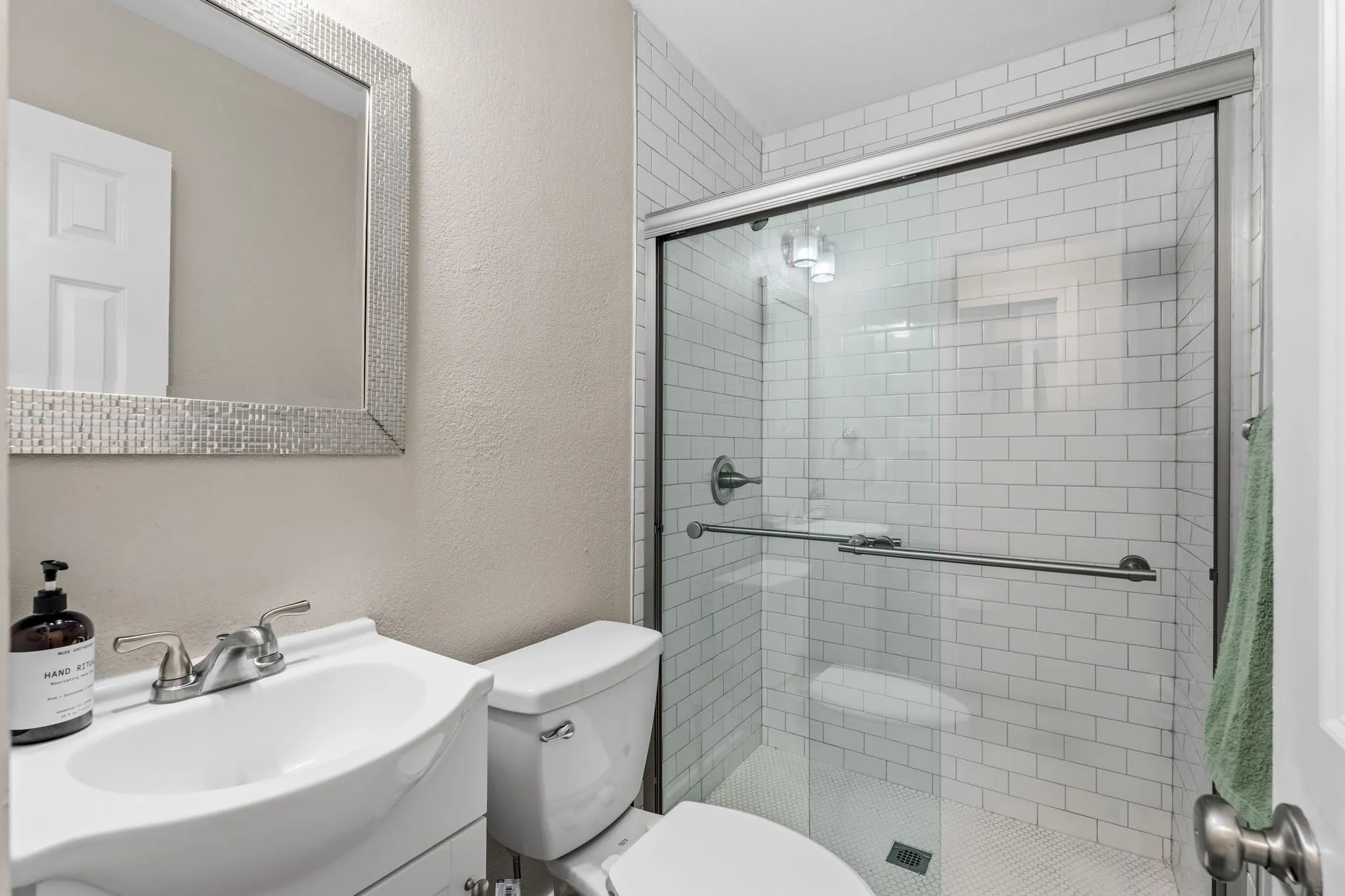 Single Family Residence For Sale in Tarrant County , 2909 Ryan Place Drive, Fort Worth, Texas 76110, 3 Bedroom, 2 Bathroom, 2 Garage spaces, 1,515 Sqft, built in 1951, mls#21381183, Real Estate Agent in Fort Worth, Homes For Sale in Tarrant county, Homes For Sale in Fort Worth, Realtor in Fort Worth Texas, Real Estate Brokerage Independent Realty Texas, Luminita Cordes Realtor