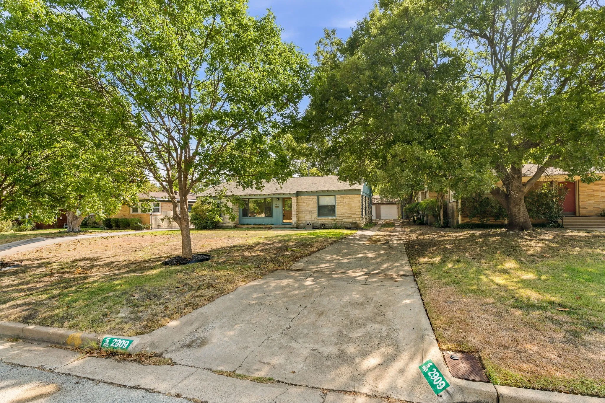 Single Family Residence For Sale in Tarrant County , 2909 Ryan Place Drive, Fort Worth, Texas 76110, 3 Bedroom, 2 Bathroom, 2 Garage spaces, 1,515 Sqft, built in 1951, mls#21381183, Real Estate Agent in Fort Worth, Homes For Sale in Tarrant county, Homes For Sale in Fort Worth, Realtor in Fort Worth Texas, Real Estate Brokerage Independent Realty Texas, Luminita Cordes Realtor