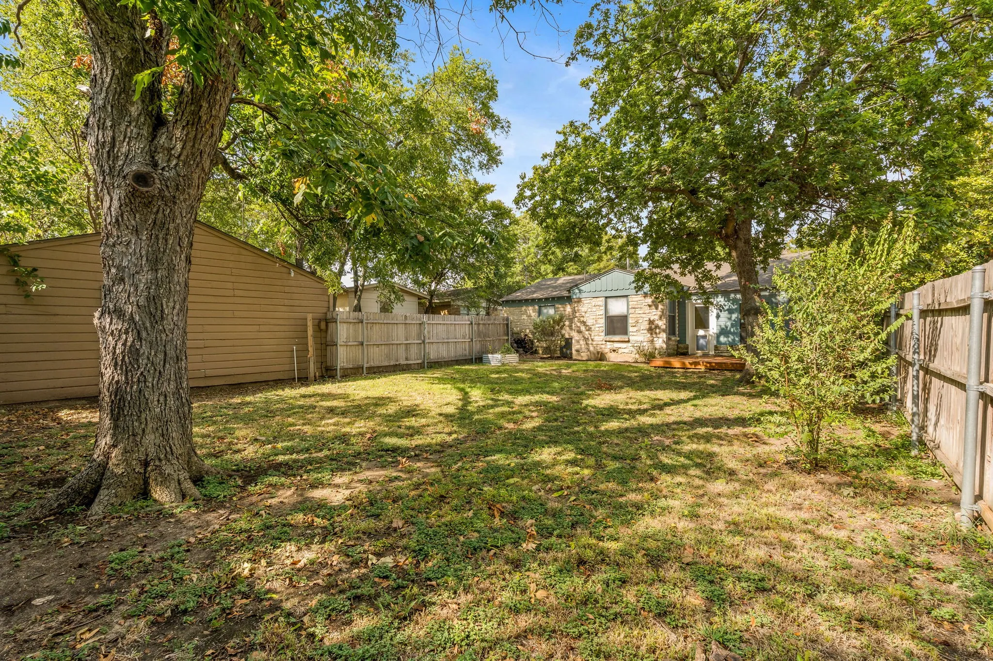 Single Family Residence For Sale in Tarrant County , 2909 Ryan Place Drive, Fort Worth, Texas 76110, 3 Bedroom, 2 Bathroom, 2 Garage spaces, 1,515 Sqft, built in 1951, mls#21381183, Real Estate Agent in Fort Worth, Homes For Sale in Tarrant county, Homes For Sale in Fort Worth, Realtor in Fort Worth Texas, Real Estate Brokerage Independent Realty Texas, Luminita Cordes Realtor