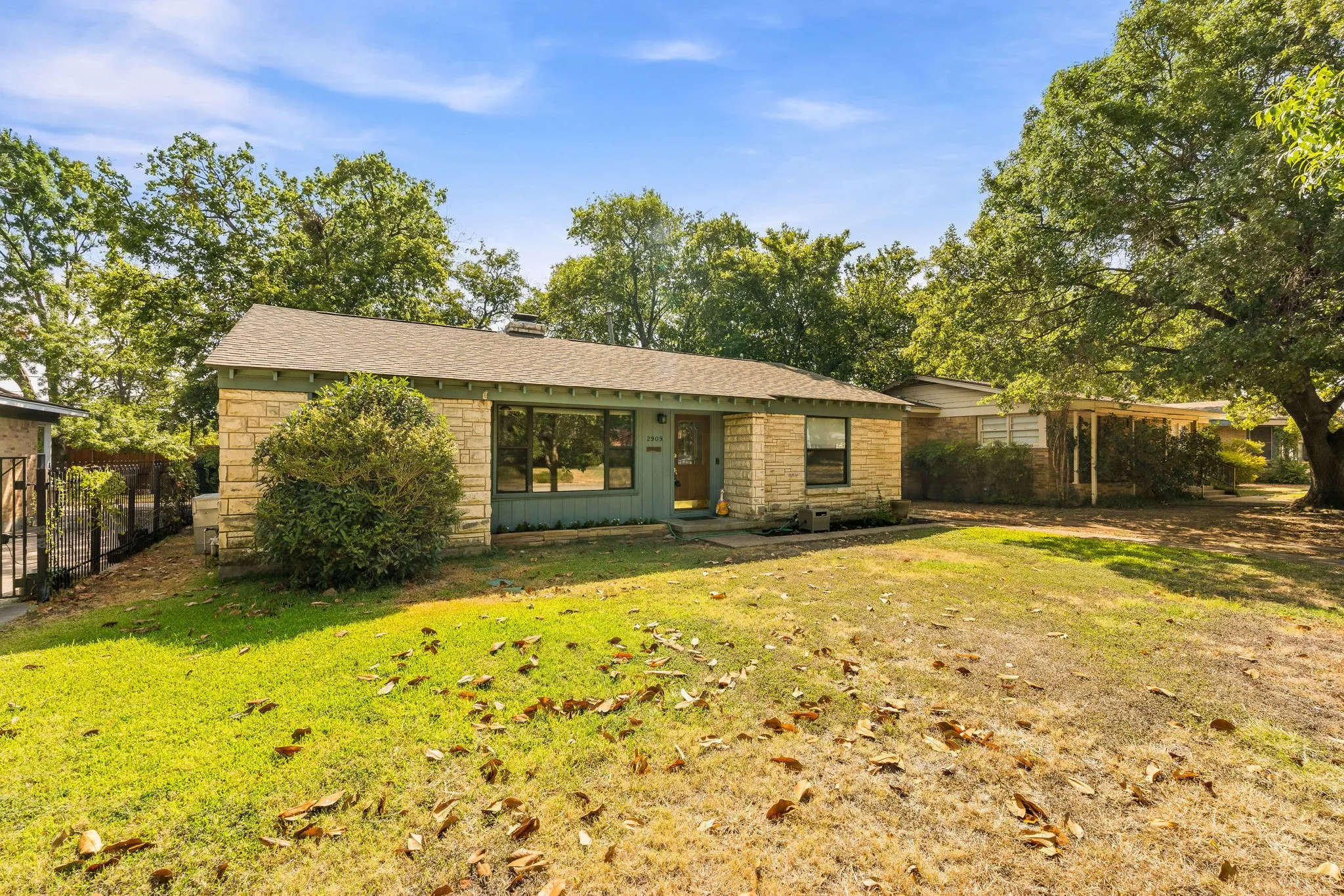 Single Family Residence For Sale in Tarrant County , 2909 Ryan Place Drive, Fort Worth, Texas 76110, 3 Bedroom, 2 Bathroom, 2 Garage spaces, 1,515 Sqft, built in 1951, mls#21381183, Real Estate Agent in Fort Worth, Homes For Sale in Tarrant county, Homes For Sale in Fort Worth, Realtor in Fort Worth Texas, Real Estate Brokerage Independent Realty Texas, Luminita Cordes Realtor