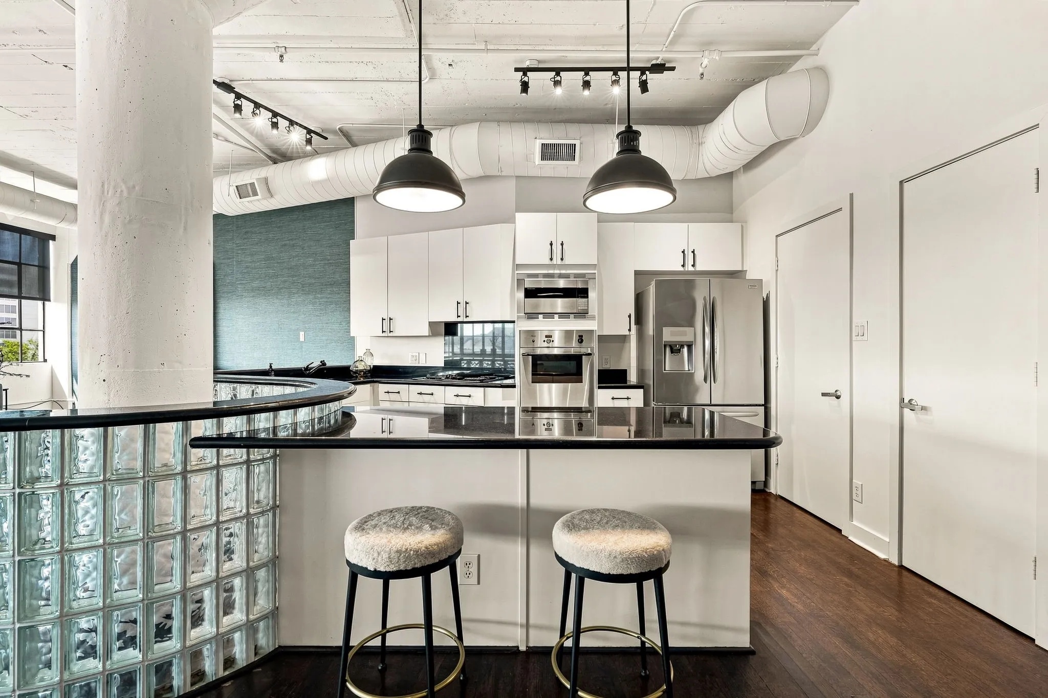Condominium For Sale in Dallas County , 2220 Canton Street 409, Dallas, Texas 75201, 1 Bedroom, 2 Bathroom, Garage spaces, 1,657 Sqft, built in 1925, mls#21361948, Real Estate Agent in Dallas, Homes For Sale in Dallas county, Homes For Sale in Dallas, Realtor in Dallas Texas, Real Estate Brokerage Independent Realty Texas, Luminita Cordes Realtor