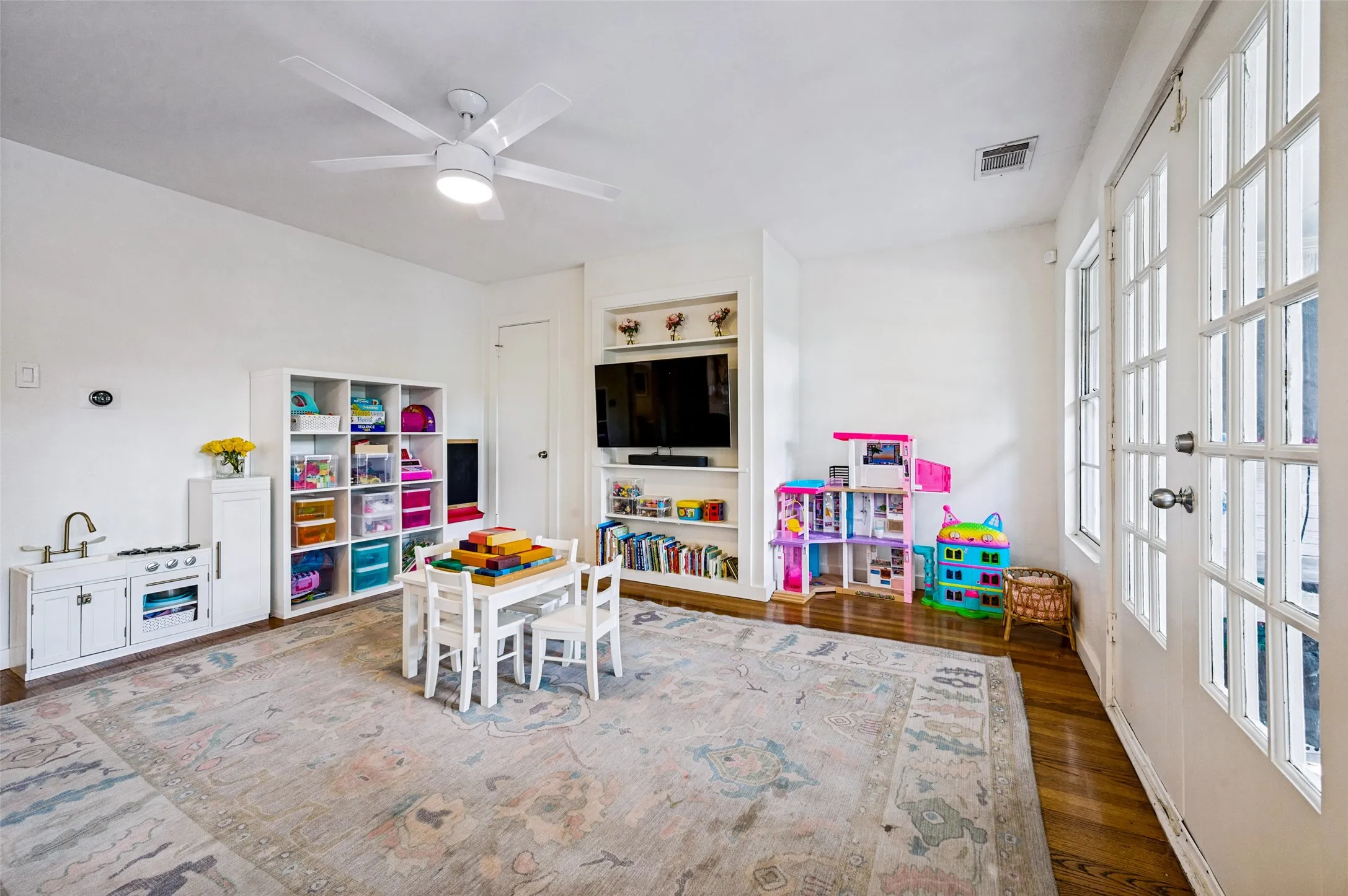 Single Family Residence For Sale in Dallas County , 7528 Wentwood Drive, Dallas, Texas 75225, 2 Bedroom, 2 Bathroom, Garage spaces, 1,757 Sqft, built in 1950, mls#21382292, Real Estate Agent in Dallas, Homes For Sale in Dallas county, Homes For Sale in Dallas, Realtor in Dallas Texas, Real Estate Brokerage Independent Realty Texas, Luminita Cordes Realtor