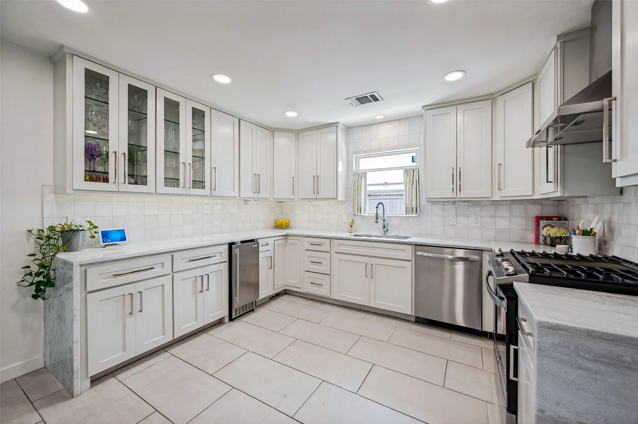 Single Family Residence For Sale in Dallas County , 7528 Wentwood Drive, Dallas, Texas 75225, 2 Bedroom, 2 Bathroom, Garage spaces, 1,757 Sqft, built in 1950, mls#21382292, Real Estate Agent in Dallas, Homes For Sale in Dallas county, Homes For Sale in Dallas, Realtor in Dallas Texas, Real Estate Brokerage Independent Realty Texas, Luminita Cordes Realtor
