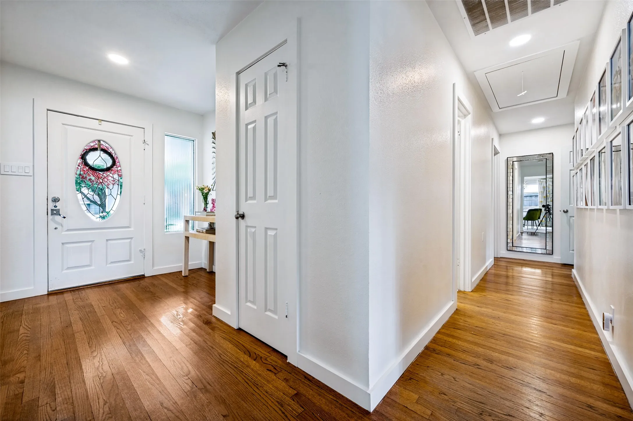 Single Family Residence For Sale in Dallas County , 7528 Wentwood Drive, Dallas, Texas 75225, 2 Bedroom, 2 Bathroom, Garage spaces, 1,757 Sqft, built in 1950, mls#21382292, Real Estate Agent in Dallas, Homes For Sale in Dallas county, Homes For Sale in Dallas, Realtor in Dallas Texas, Real Estate Brokerage Independent Realty Texas, Luminita Cordes Realtor