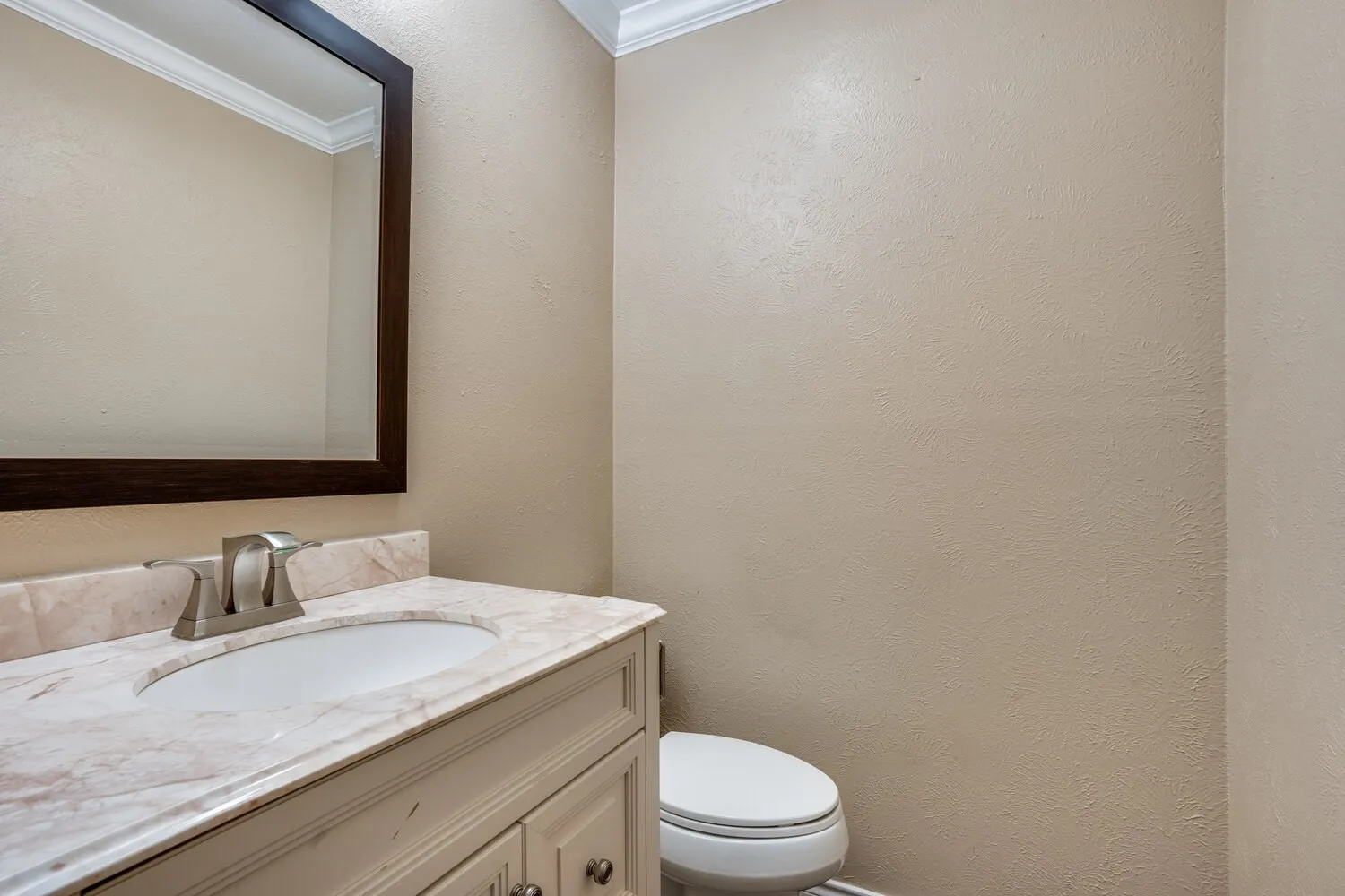 Single Family Residence For Rent in Tarrant County , 1410 Thackery Drive, Arlington, Texas 76018, 3 Bedroom, 2 Bathroom, 2 Garage spaces, 1,670 Sqft, built in 1985, mls#21382442, Real Estate Agent in Arlington, Homes For Rent in Tarrant county, Homes For Rent in Arlington, Realtor in Arlington Texas, Real Estate Brokerage Independent Realty Texas, Luminita Cordes Realtor
