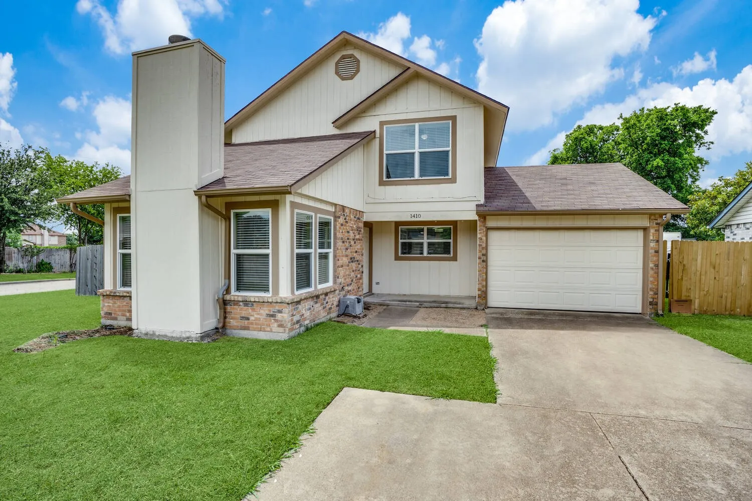 Single Family Residence For Rent in Tarrant County , 1410 Thackery Drive, Arlington, Texas 76018, 3 Bedroom, 2 Bathroom, 2 Garage spaces, 1,670 Sqft, built in 1985, mls#21382442, Real Estate Agent in Arlington, Homes For Rent in Tarrant county, Homes For Rent in Arlington, Realtor in Arlington Texas, Real Estate Brokerage Independent Realty Texas, Luminita Cordes Realtor
