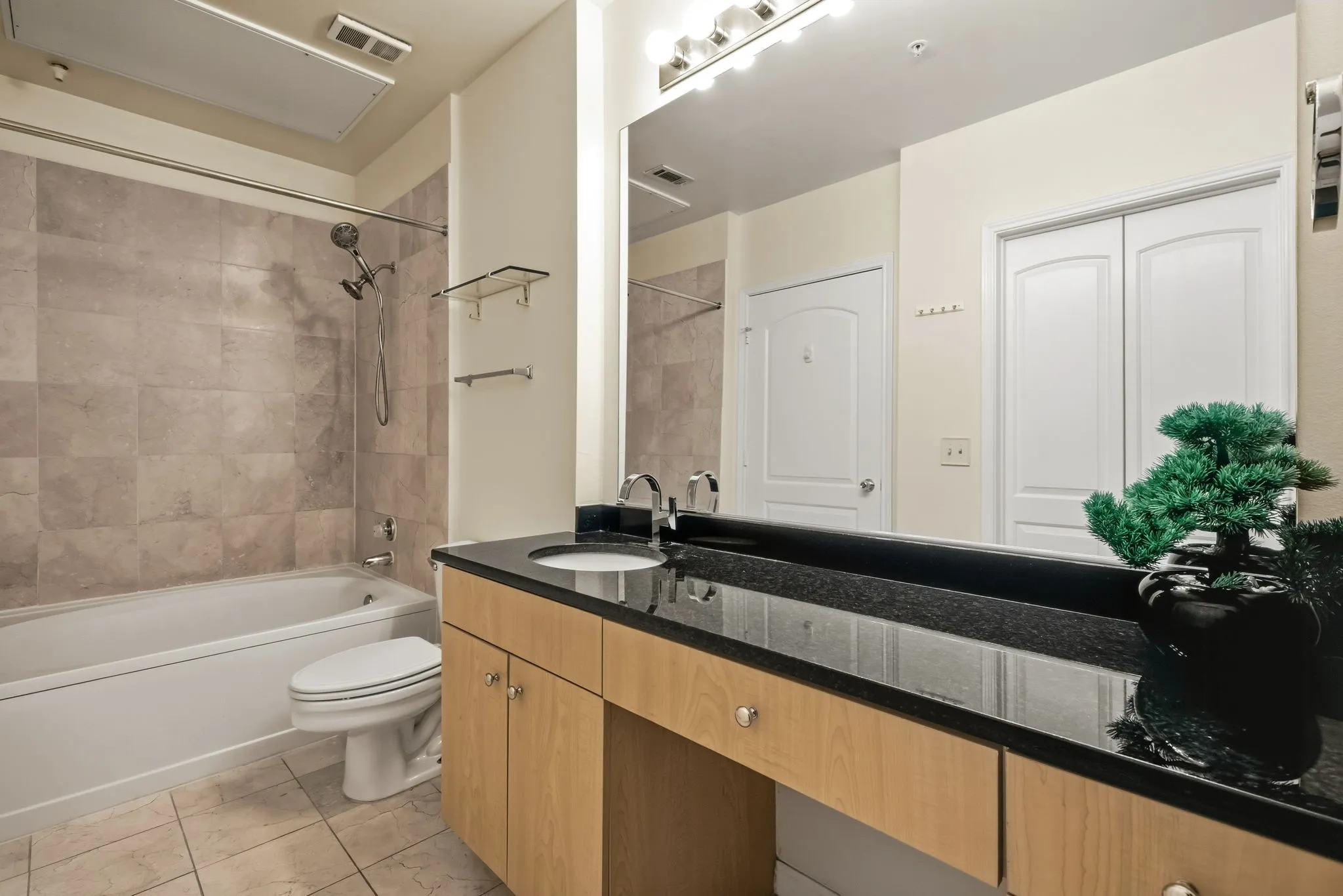 Condominium For Rent in Dallas County , 3225 Turtle Creek Boulevard 810, Dallas, Texas 75219, 1 Bedroom, 1 Bathroom, 1 Garage spaces, 816 Sqft, built in 1998, mls#21378538, Real Estate Agent in Dallas, Homes For Rent in Dallas county, Homes For Rent in Dallas, Realtor in Dallas Texas, Real Estate Brokerage Independent Realty Texas, Luminita Cordes Realtor
