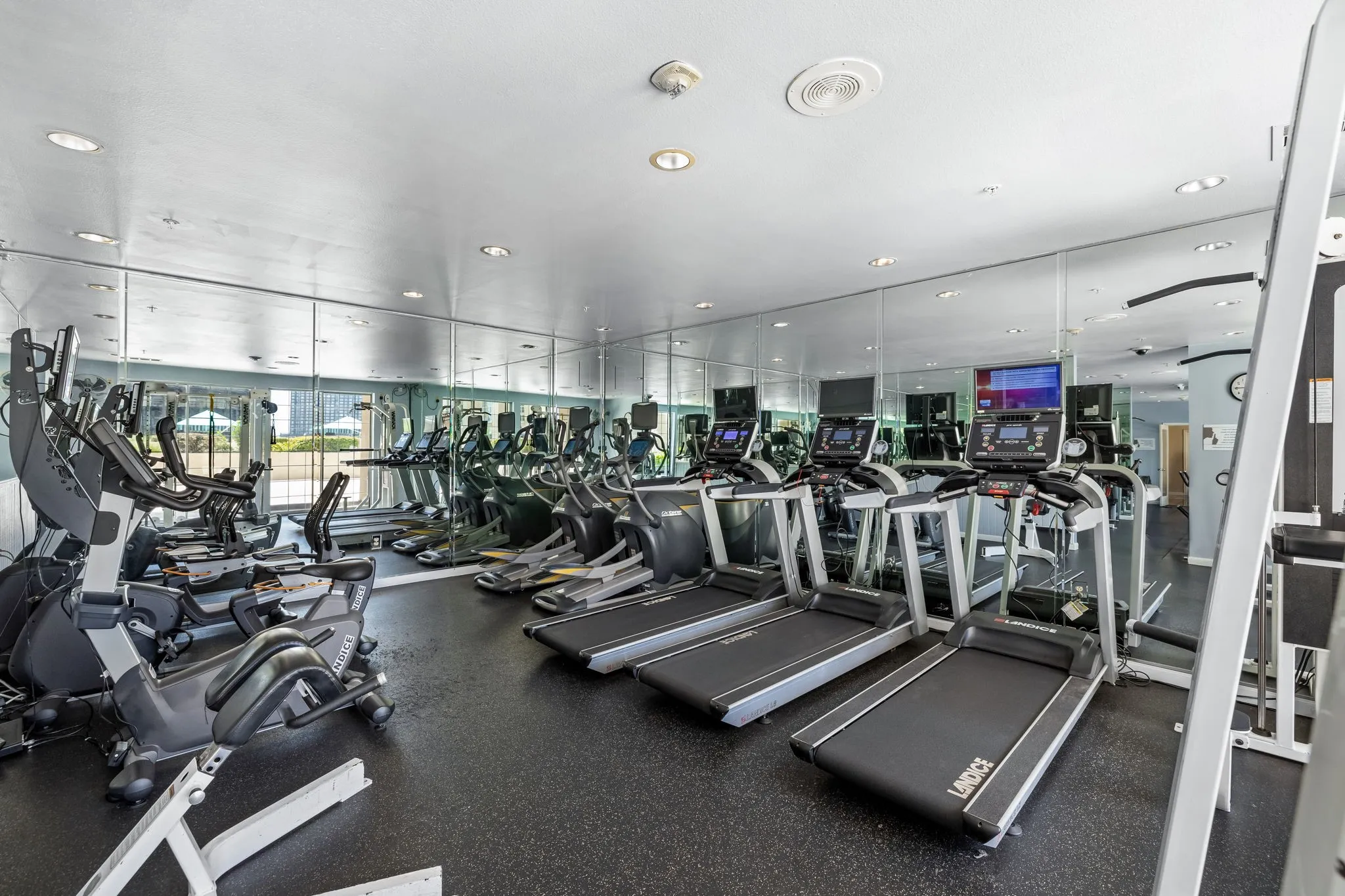 Condominium For Rent in Dallas County , 3225 Turtle Creek Boulevard 810, Dallas, Texas 75219, 1 Bedroom, 1 Bathroom, 1 Garage spaces, 816 Sqft, built in 1998, mls#21378538, Real Estate Agent in Dallas, Homes For Rent in Dallas county, Homes For Rent in Dallas, Realtor in Dallas Texas, Real Estate Brokerage Independent Realty Texas, Luminita Cordes Realtor
