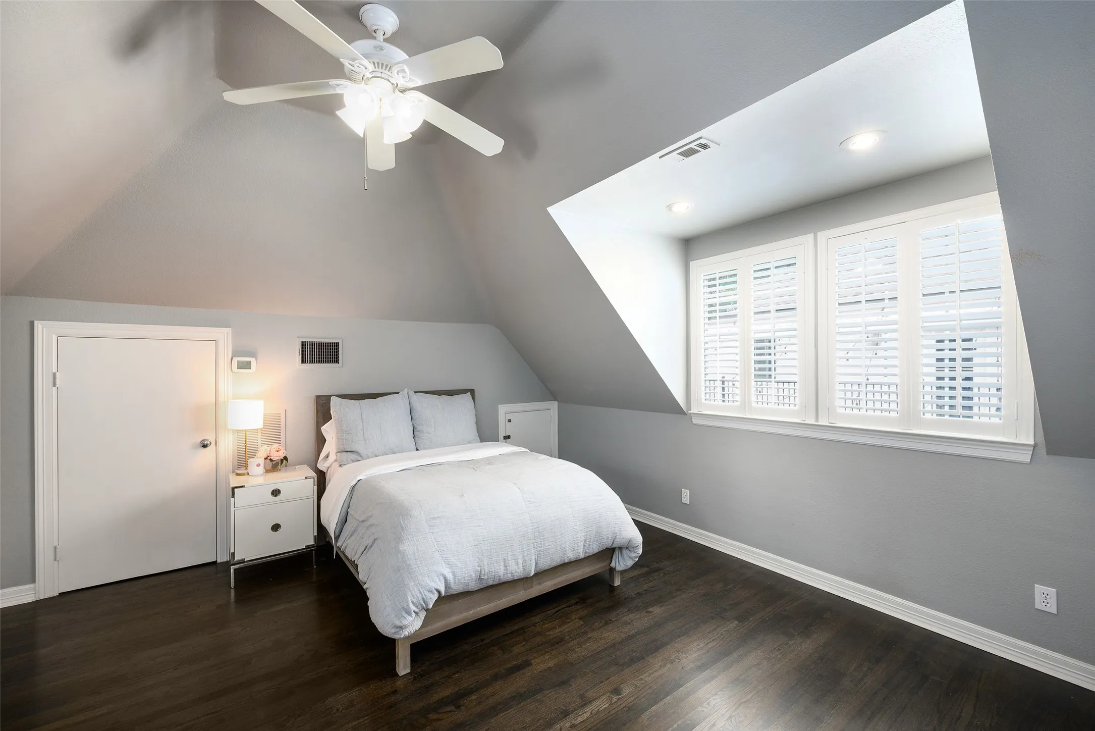 Single Family Residence For Sale in Dallas County , 6522 Meadow, Dallas, Texas 75230, 6 Bedroom, 7 Bathroom, 3 Garage spaces, 5,465 Sqft, built in 1991, mls#21326707, Real Estate Agent in Dallas, Homes For Sale in Dallas county, Homes For Sale in Dallas, Realtor in Dallas Texas, Real Estate Brokerage Independent Realty Texas, Luminita Cordes Realtor