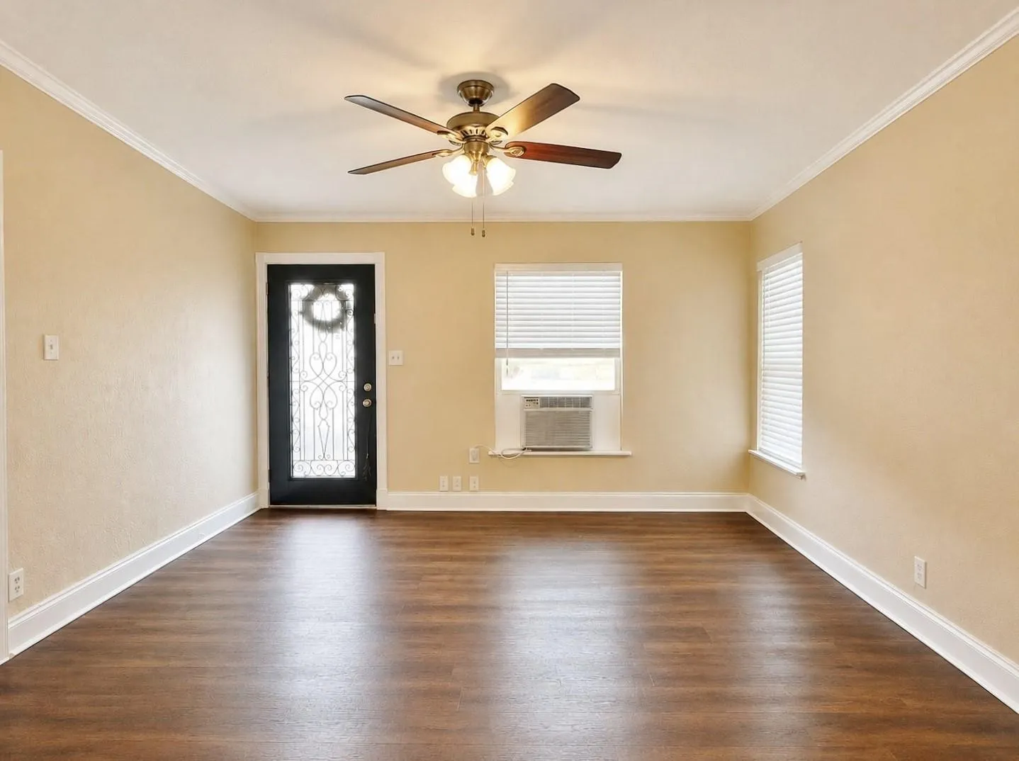 Single Family Residence For Sale in Tarrant County , 4236 Comanche Street, Fort Worth, Texas 76119, 3 Bedroom, 1 Bathroom, Garage spaces, 1,083 Sqft, built in 1954, mls#21382356, Real Estate Agent in Fort Worth, Homes For Sale in Tarrant county, Homes For Sale in Fort Worth, Realtor in Fort Worth Texas, Real Estate Brokerage Independent Realty Texas, Luminita Cordes Realtor