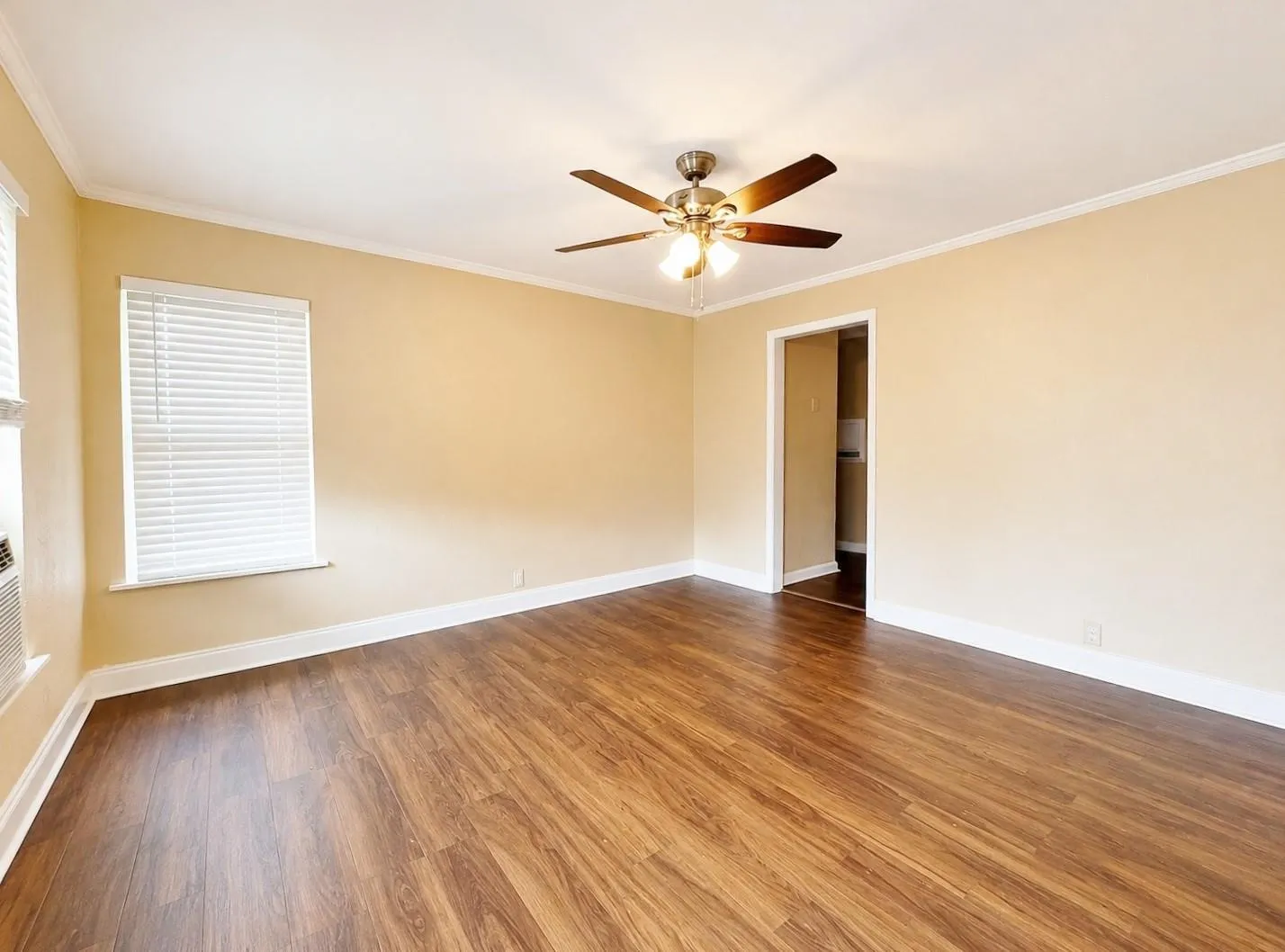 Single Family Residence For Sale in Tarrant County , 4236 Comanche Street, Fort Worth, Texas 76119, 3 Bedroom, 1 Bathroom, Garage spaces, 1,083 Sqft, built in 1954, mls#21382356, Real Estate Agent in Fort Worth, Homes For Sale in Tarrant county, Homes For Sale in Fort Worth, Realtor in Fort Worth Texas, Real Estate Brokerage Independent Realty Texas, Luminita Cordes Realtor