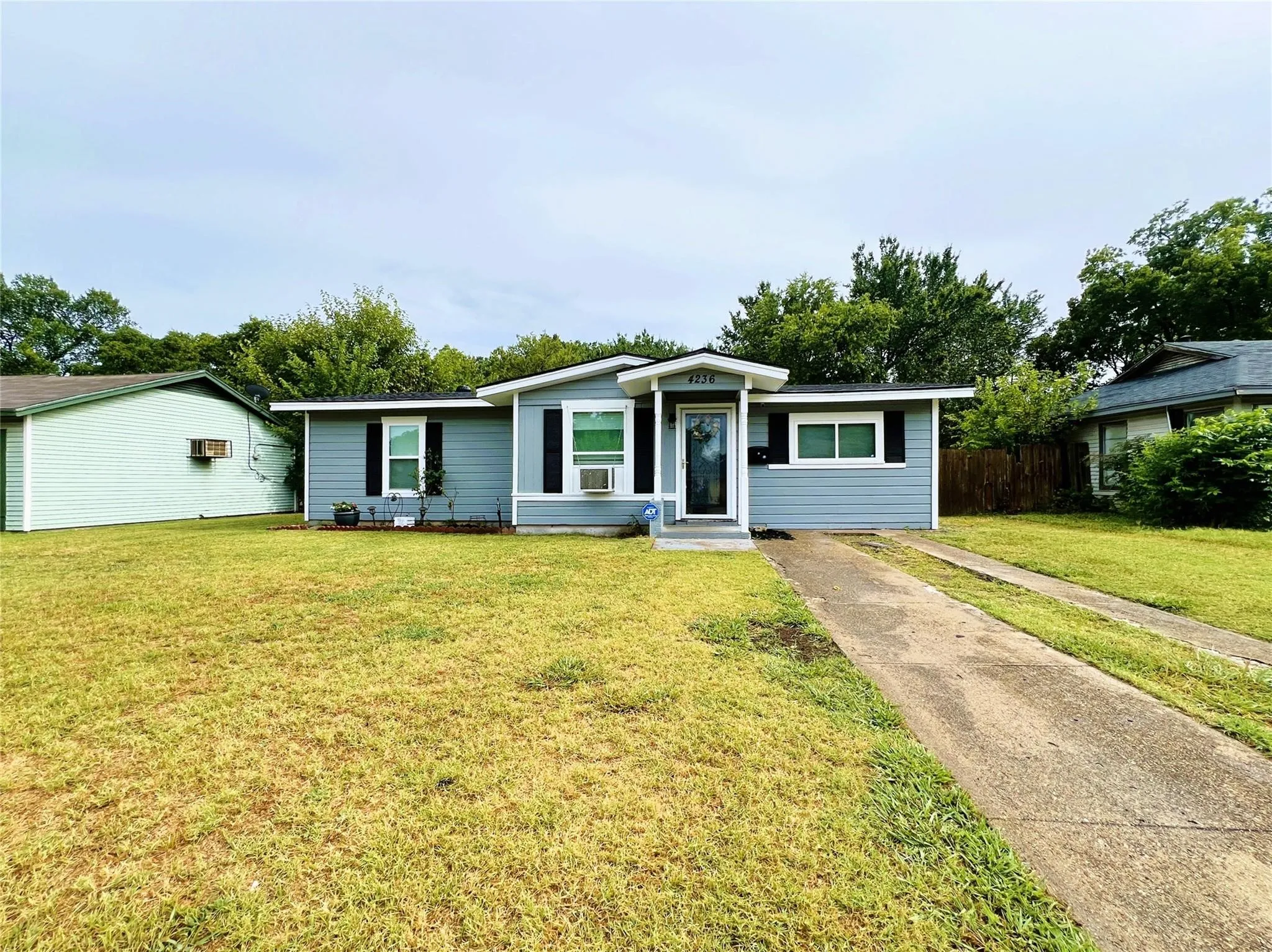 Single Family Residence For Sale in Tarrant County , 4236 Comanche Street, Fort Worth, Texas 76119, 3 Bedroom, 1 Bathroom, Garage spaces, 1,083 Sqft, built in 1954, mls#21382356, Real Estate Agent in Fort Worth, Homes For Sale in Tarrant county, Homes For Sale in Fort Worth, Realtor in Fort Worth Texas, Real Estate Brokerage Independent Realty Texas, Luminita Cordes Realtor