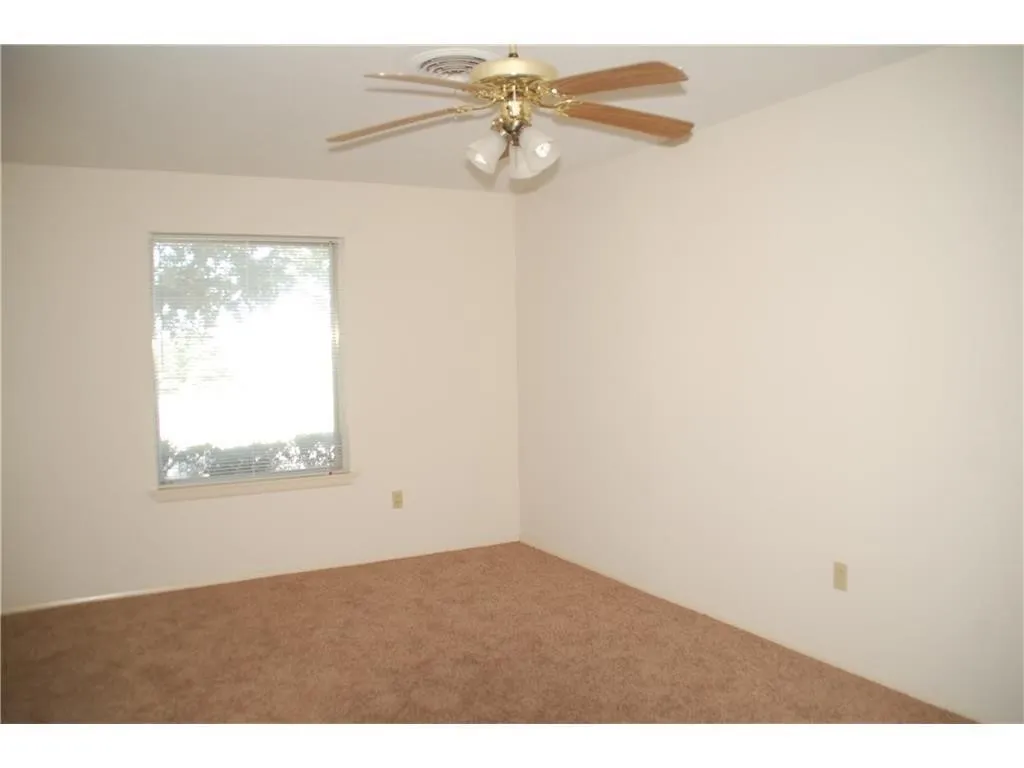 Single Family Residence For Rent in Tarrant County , 409 Wilshire Drive, Euless, Texas 76040, 3 Bedroom, 2 Bathroom, 2 Garage spaces, 1,424 Sqft, built in 1963, mls#21344936, Real Estate Agent in Euless, Homes For Rent in Tarrant county, Homes For Rent in Euless, Realtor in Euless Texas, Real Estate Brokerage Independent Realty Texas, Luminita Cordes Realtor