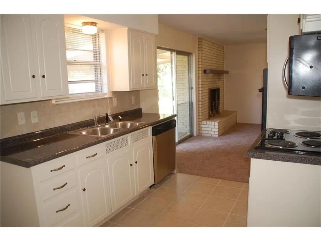 Single Family Residence For Rent in Tarrant County , 409 Wilshire Drive, Euless, Texas 76040, 3 Bedroom, 2 Bathroom, 2 Garage spaces, 1,424 Sqft, built in 1963, mls#21344936, Real Estate Agent in Euless, Homes For Rent in Tarrant county, Homes For Rent in Euless, Realtor in Euless Texas, Real Estate Brokerage Independent Realty Texas, Luminita Cordes Realtor