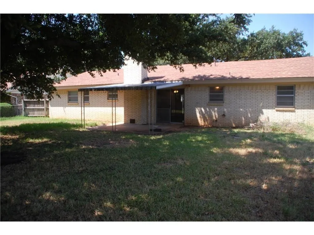 Single Family Residence For Rent in Tarrant County , 409 Wilshire Drive, Euless, Texas 76040, 3 Bedroom, 2 Bathroom, 2 Garage spaces, 1,424 Sqft, built in 1963, mls#21344936, Real Estate Agent in Euless, Homes For Rent in Tarrant county, Homes For Rent in Euless, Realtor in Euless Texas, Real Estate Brokerage Independent Realty Texas, Luminita Cordes Realtor