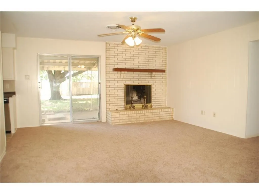 Single Family Residence For Rent in Tarrant County , 409 Wilshire Drive, Euless, Texas 76040, 3 Bedroom, 2 Bathroom, 2 Garage spaces, 1,424 Sqft, built in 1963, mls#21344936, Real Estate Agent in Euless, Homes For Rent in Tarrant county, Homes For Rent in Euless, Realtor in Euless Texas, Real Estate Brokerage Independent Realty Texas, Luminita Cordes Realtor