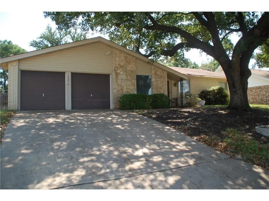Single Family Residence For Rent in Tarrant County , 409 Wilshire Drive, Euless, Texas 76040, 3 Bedroom, 2 Bathroom, 2 Garage spaces, 1,424 Sqft, built in 1963, mls#21344936, Real Estate Agent in Euless, Homes For Rent in Tarrant county, Homes For Rent in Euless, Realtor in Euless Texas, Real Estate Brokerage Independent Realty Texas, Luminita Cordes Realtor