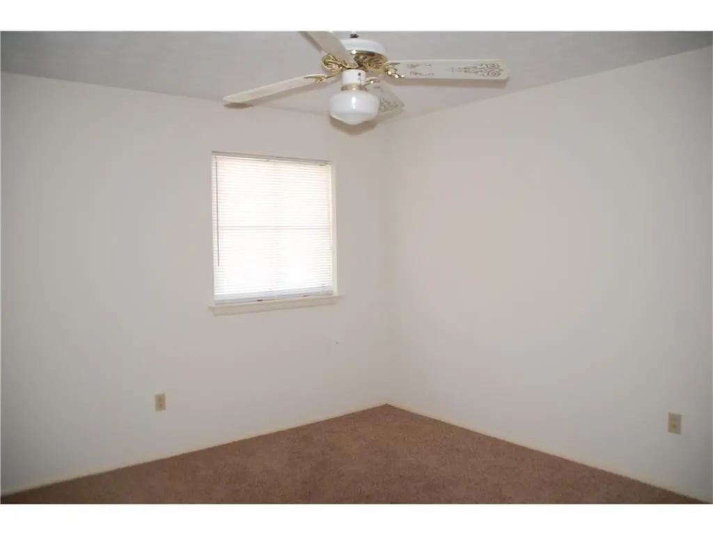 Single Family Residence For Rent in Tarrant County , 409 Wilshire Drive, Euless, Texas 76040, 3 Bedroom, 2 Bathroom, 2 Garage spaces, 1,424 Sqft, built in 1963, mls#21344936, Real Estate Agent in Euless, Homes For Rent in Tarrant county, Homes For Rent in Euless, Realtor in Euless Texas, Real Estate Brokerage Independent Realty Texas, Luminita Cordes Realtor