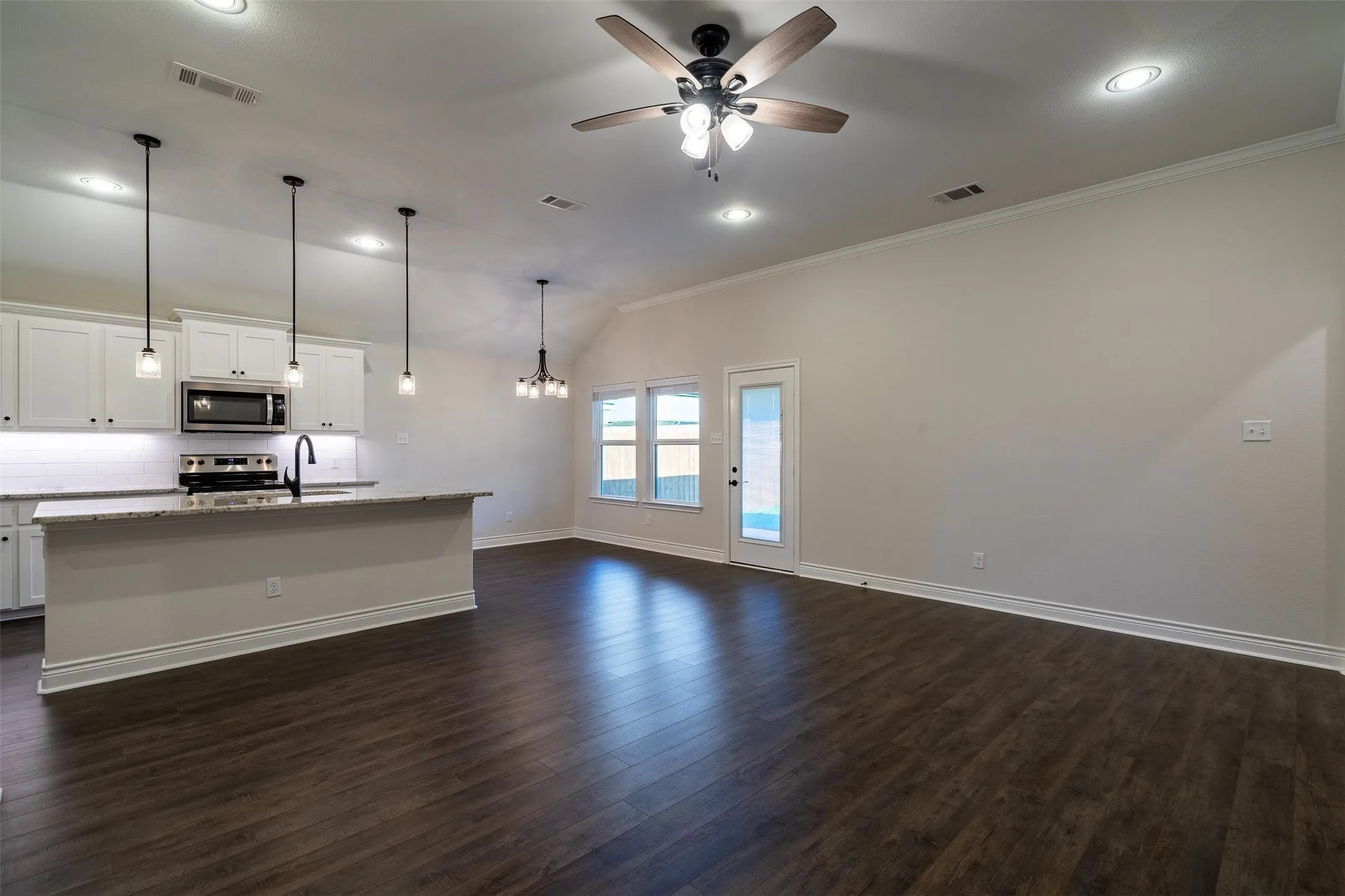 Single Family Residence For Rent in Hunt County , 908 Tippit Lane, Greenville, Texas 75098, 3 Bedroom, 2 Bathroom, Garage spaces, 1,660 Sqft, built in 2022, mls#21382043, Real Estate Agent in Greenville, Homes For Rent in Hunt county, Homes For Rent in Greenville, Realtor in Greenville Texas, Real Estate Brokerage Independent Realty Texas, Luminita Cordes Realtor