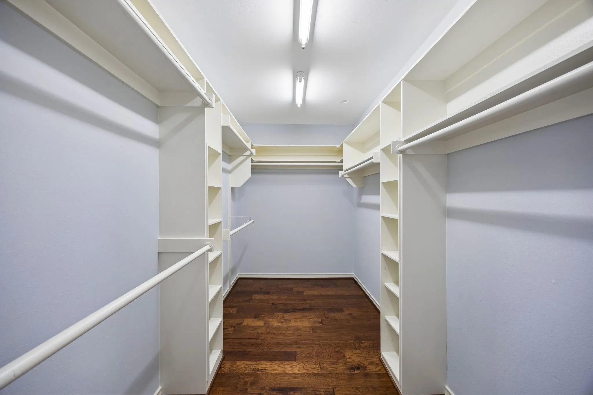 Amazing Walk in Closet measures  6 x 11