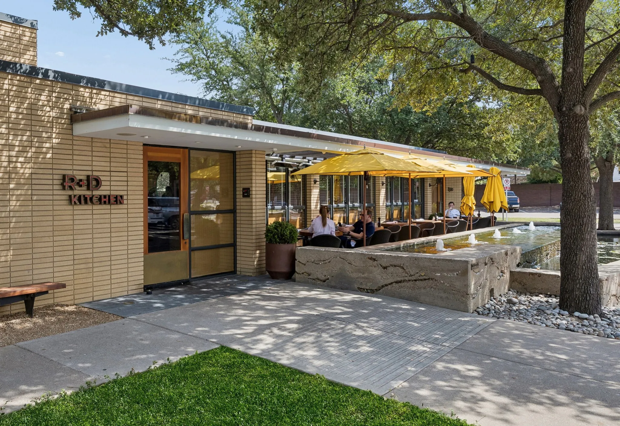 Great dining options are walkable!  R+D Kitchen