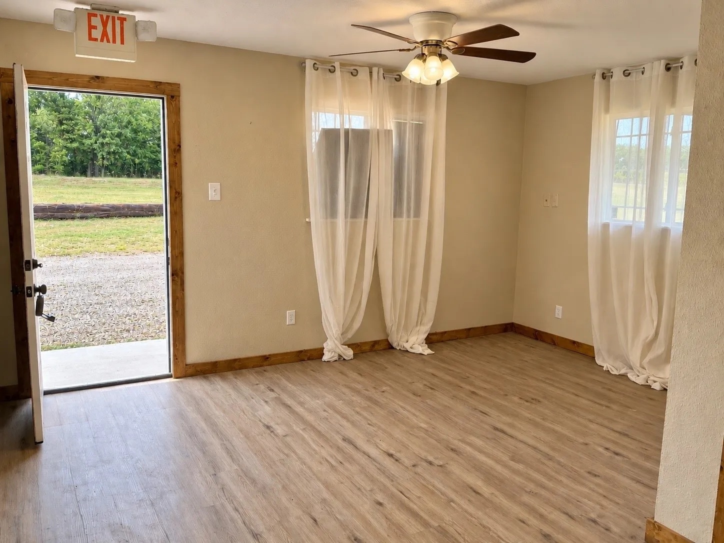 Business For Sale in Grayson County , 530 E US Highway 69, Denison, Texas 75021, 0, 0, Garage spaces, 2,250 Sqft, built in 1978, mls#21380360, Real Estate Agent in Denison, Homes For Sale in Grayson county, Homes For Sale in Denison, Realtor in Denison Texas, Real Estate Brokerage Independent Realty Texas, Luminita Cordes Realtor